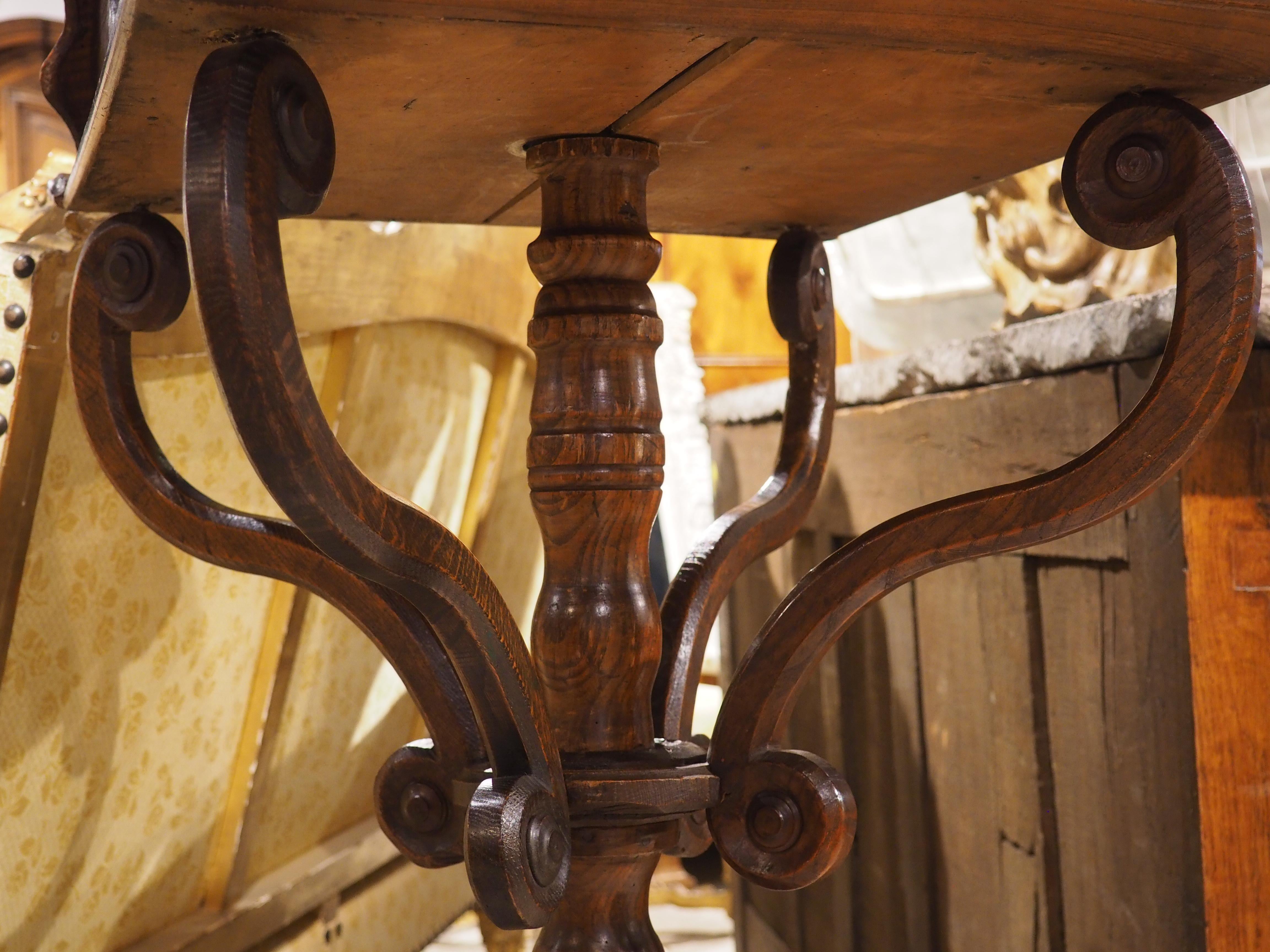 Lutrin double français ancien en noyer et pin sculpté, vers 1700 en vente 2