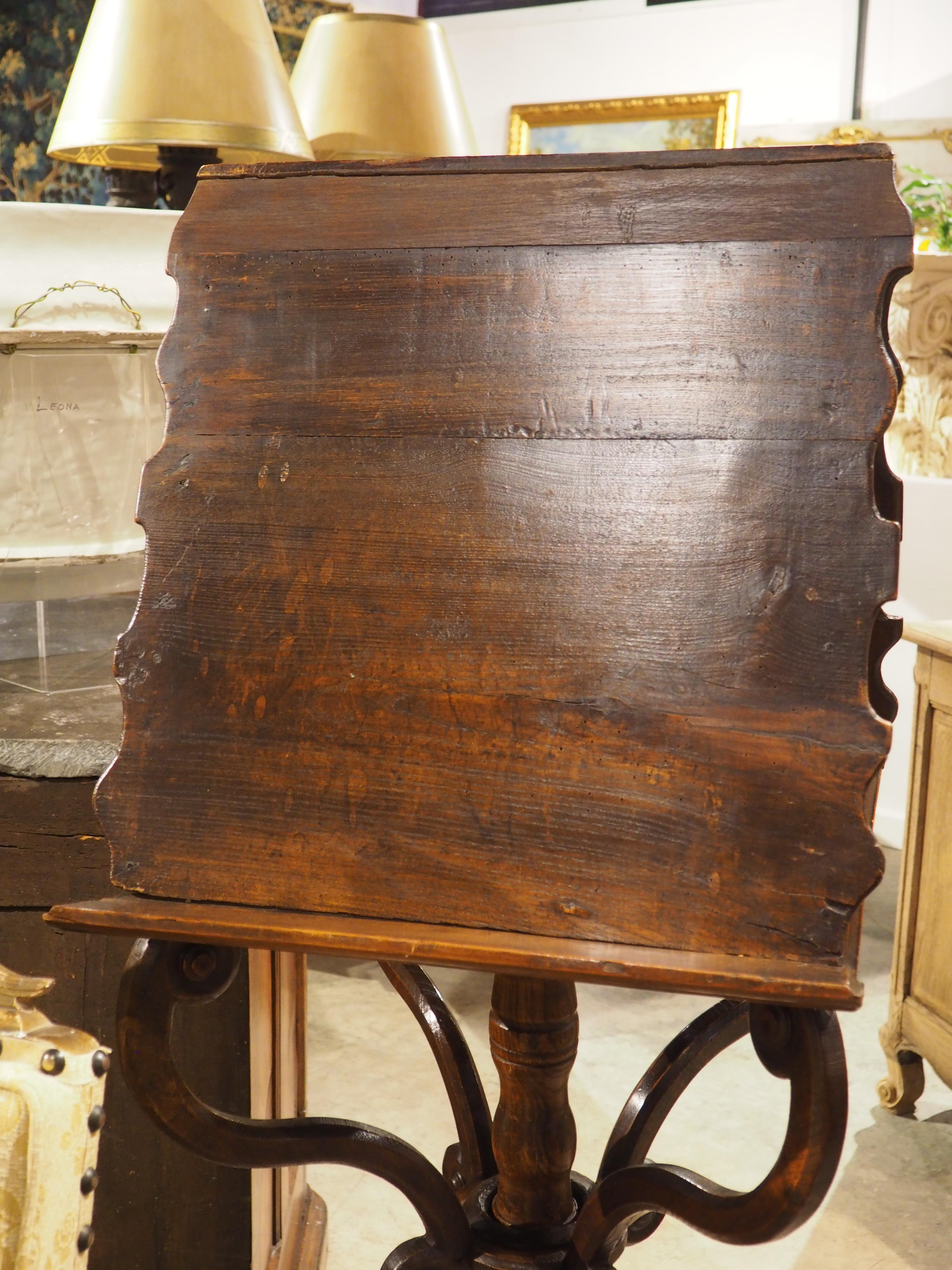 Lutrin double français ancien en noyer et pin sculpté, vers 1700 en vente 3