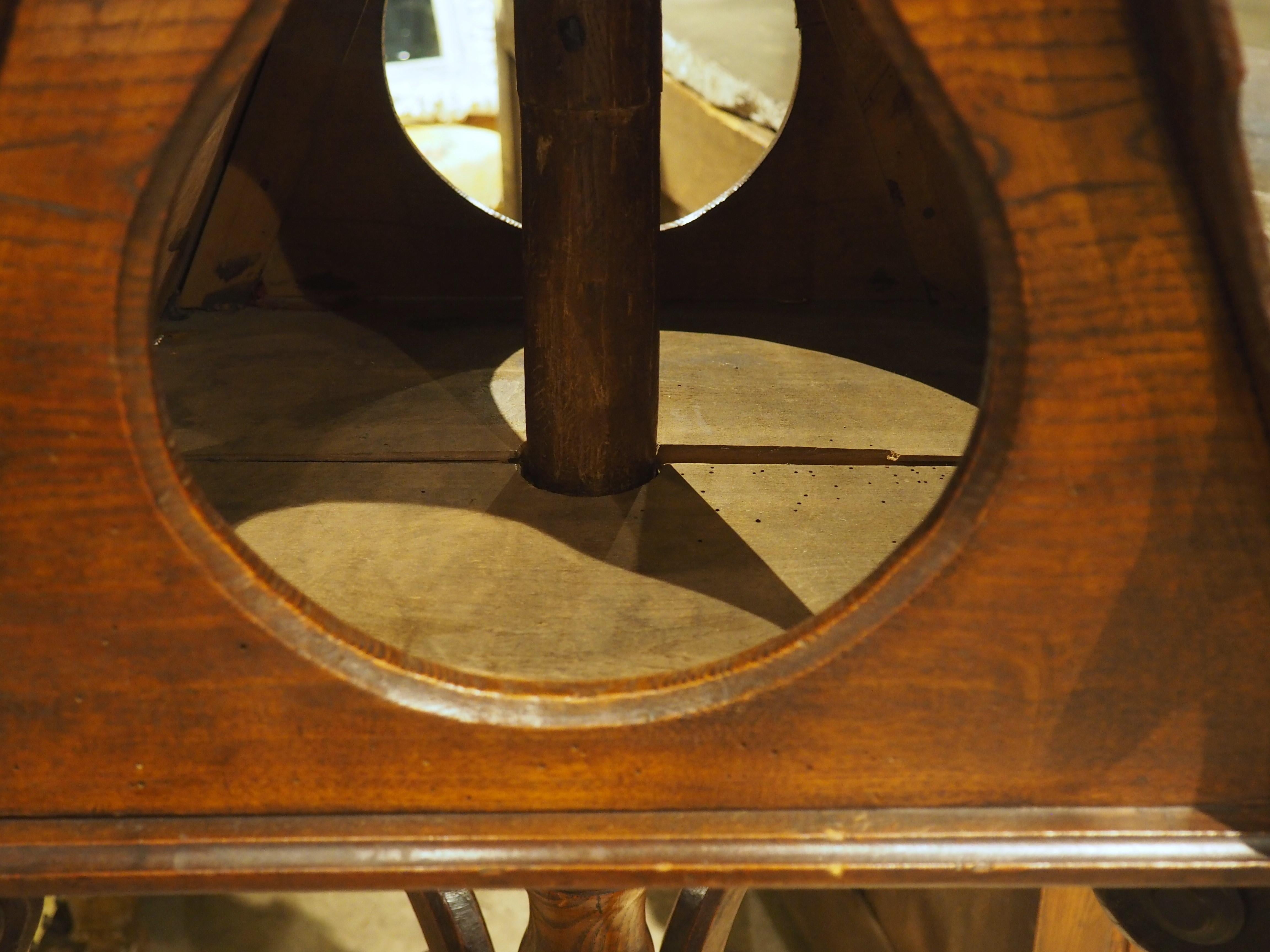 Lutrin double français ancien en noyer et pin sculpté, vers 1700 en vente 4