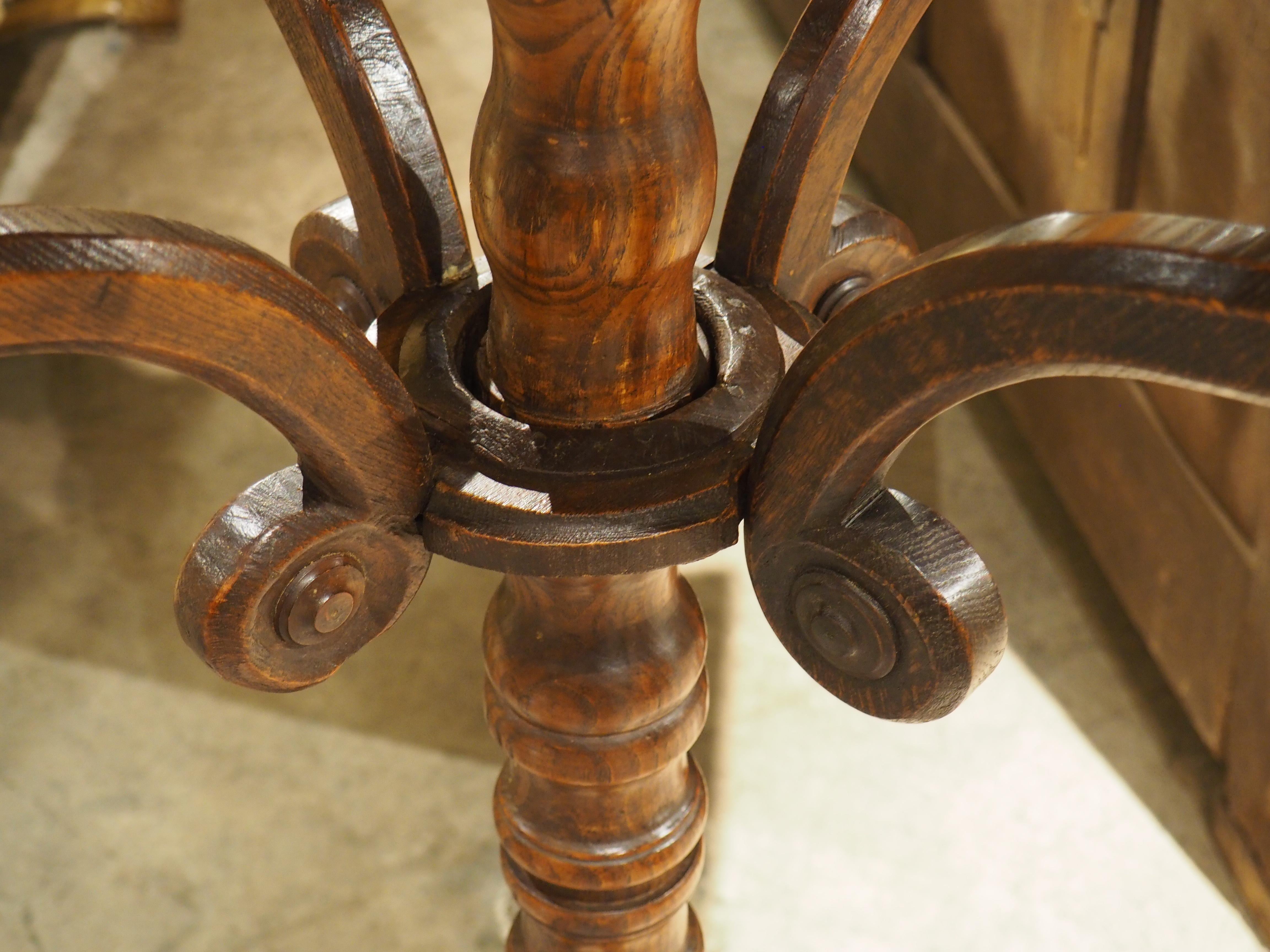 Lutrin double français ancien en noyer et pin sculpté, vers 1700 en vente 5