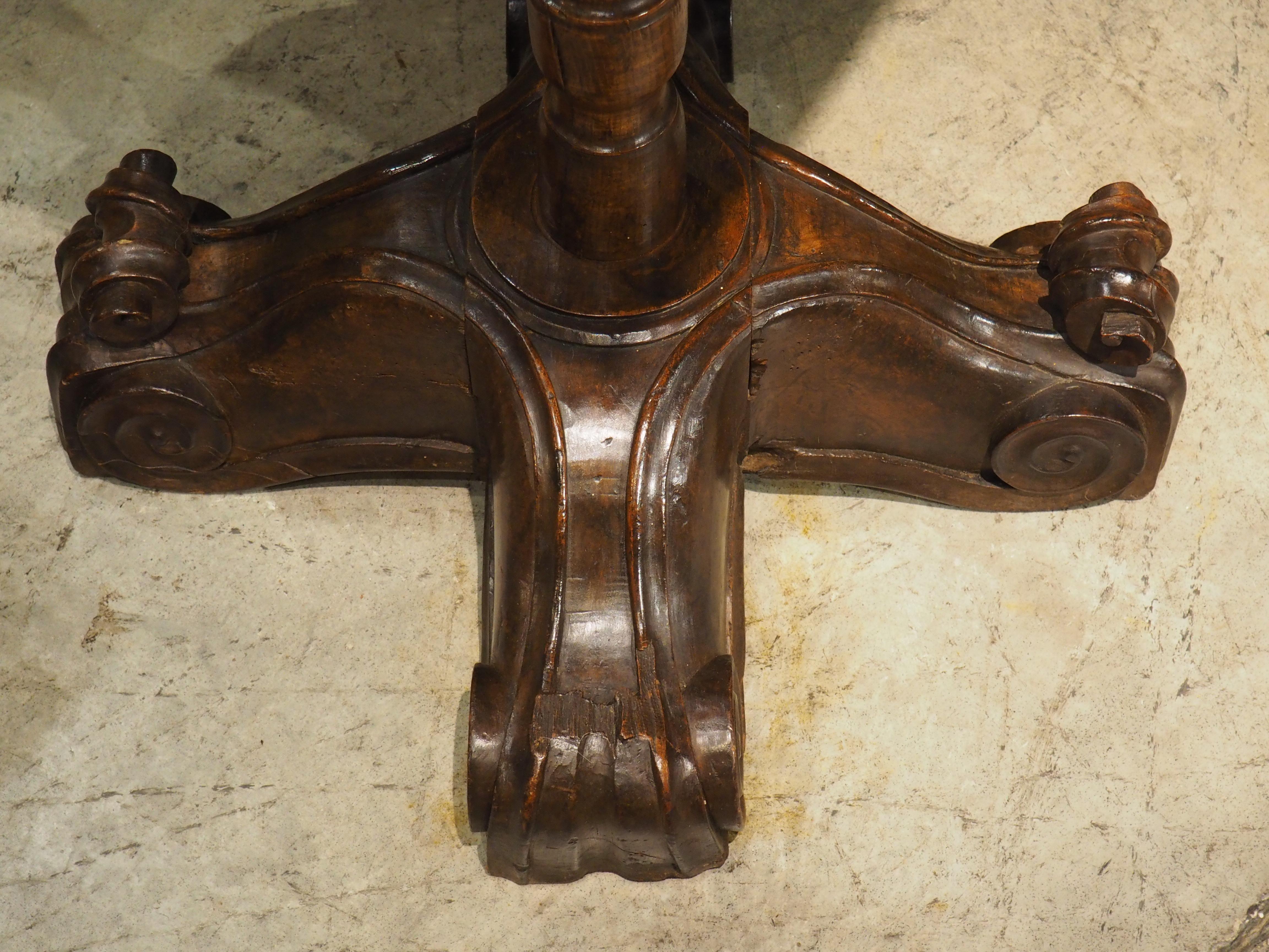 Lutrin double français ancien en noyer et pin sculpté, vers 1700 en vente 6