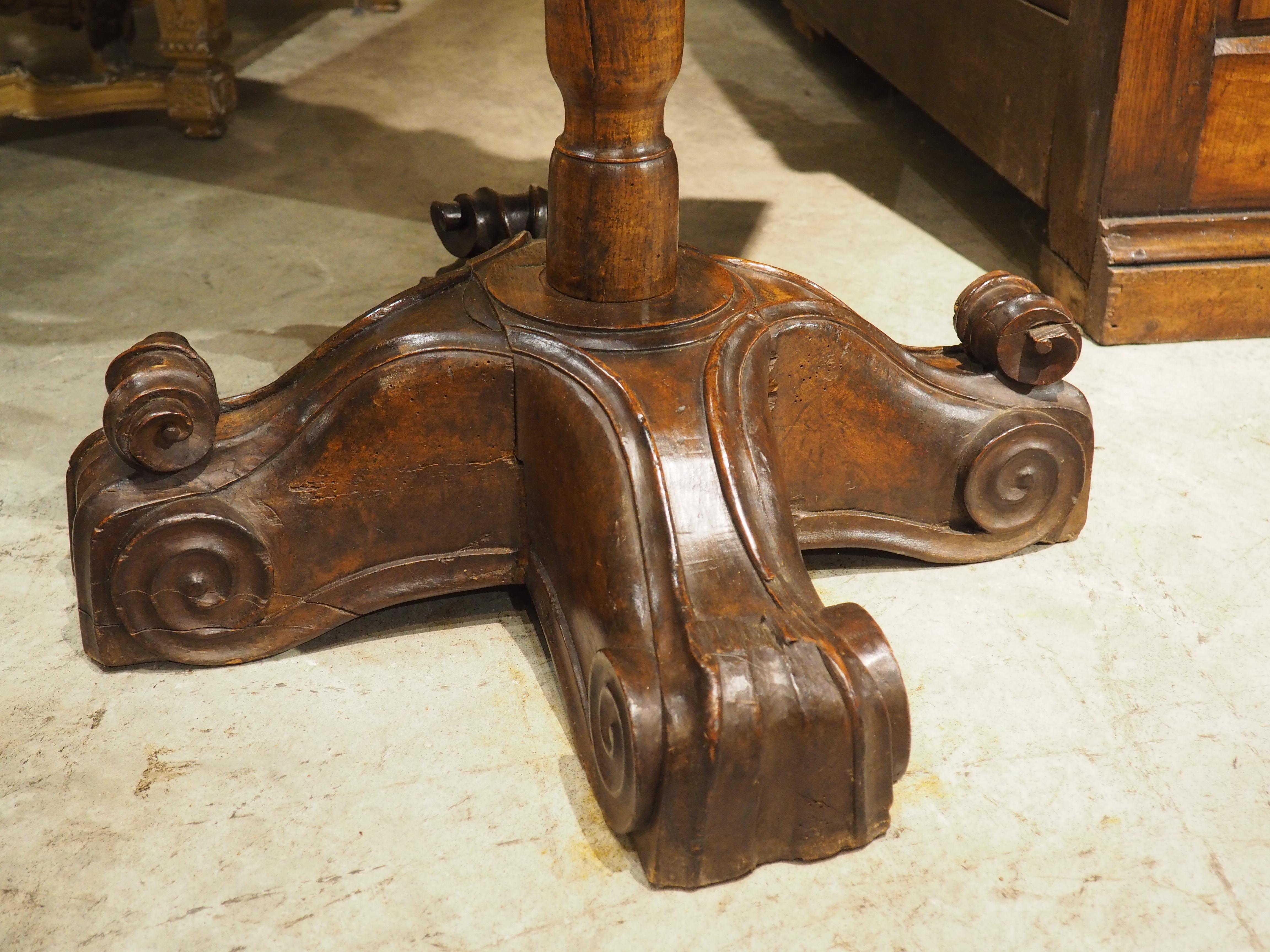 Lutrin double français ancien en noyer et pin sculpté, vers 1700 en vente 8