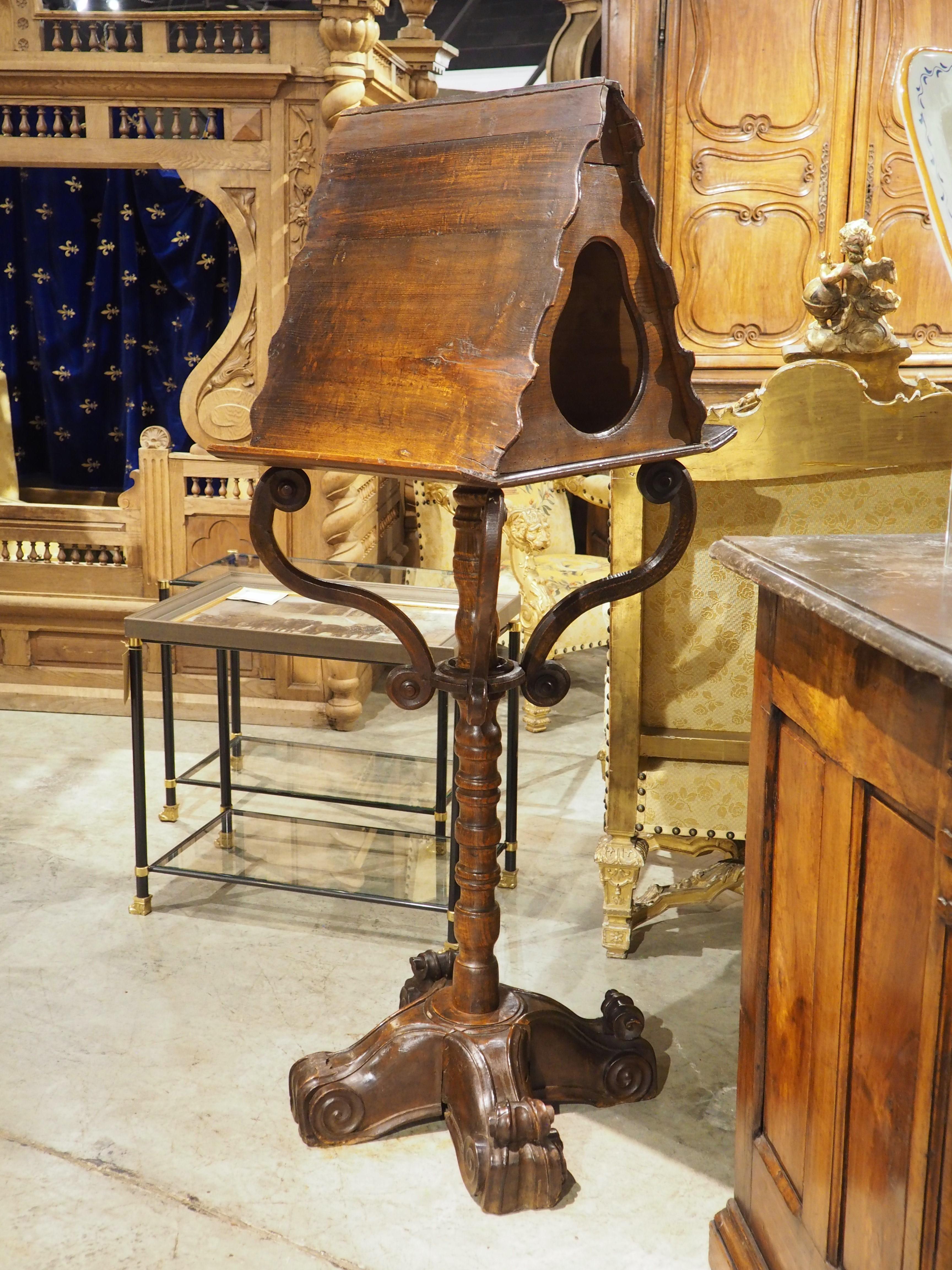 Lutrin double français ancien en noyer et pin sculpté, vers 1700 en vente 9