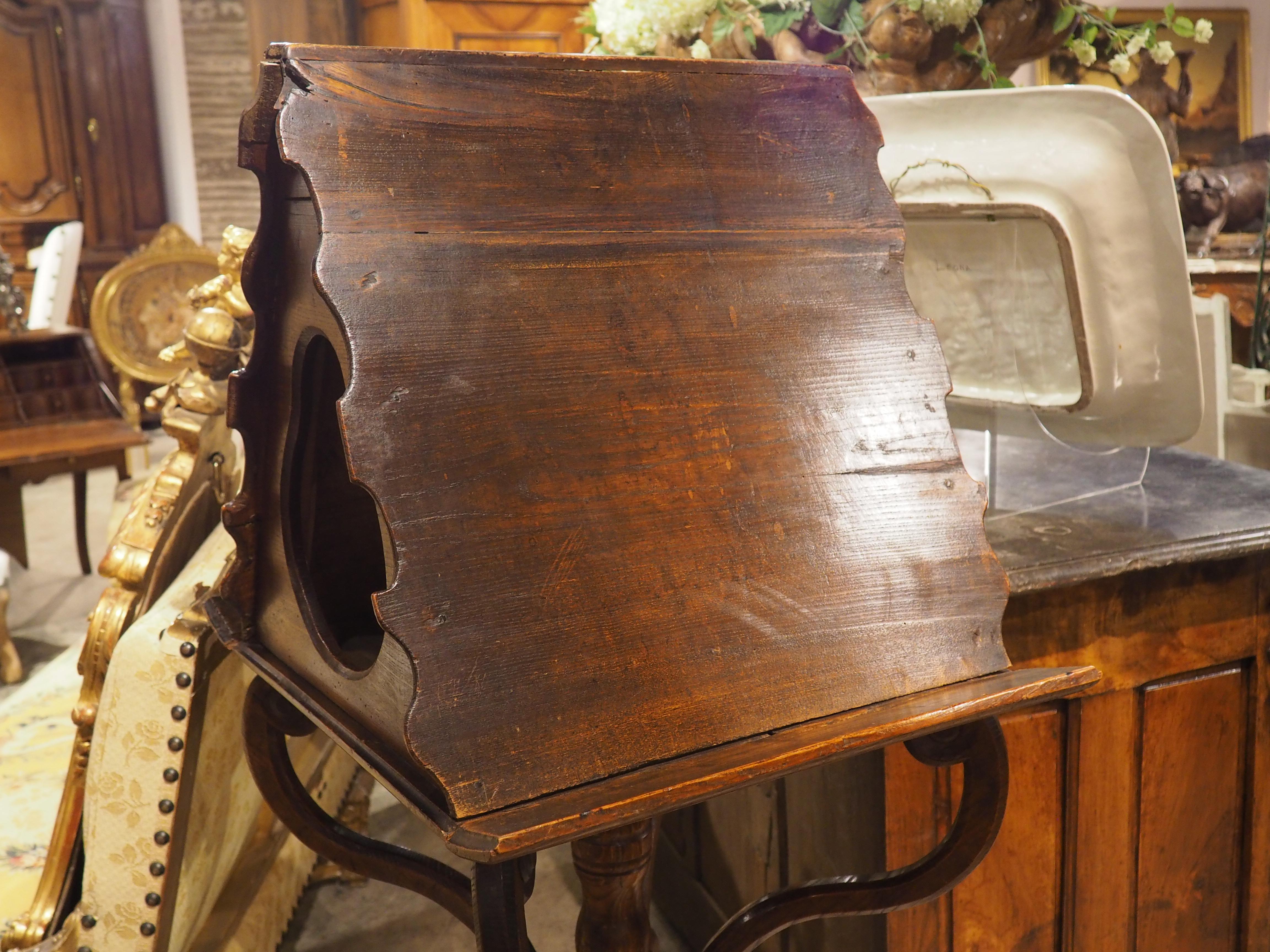 Français Lutrin double français ancien en noyer et pin sculpté, vers 1700 en vente