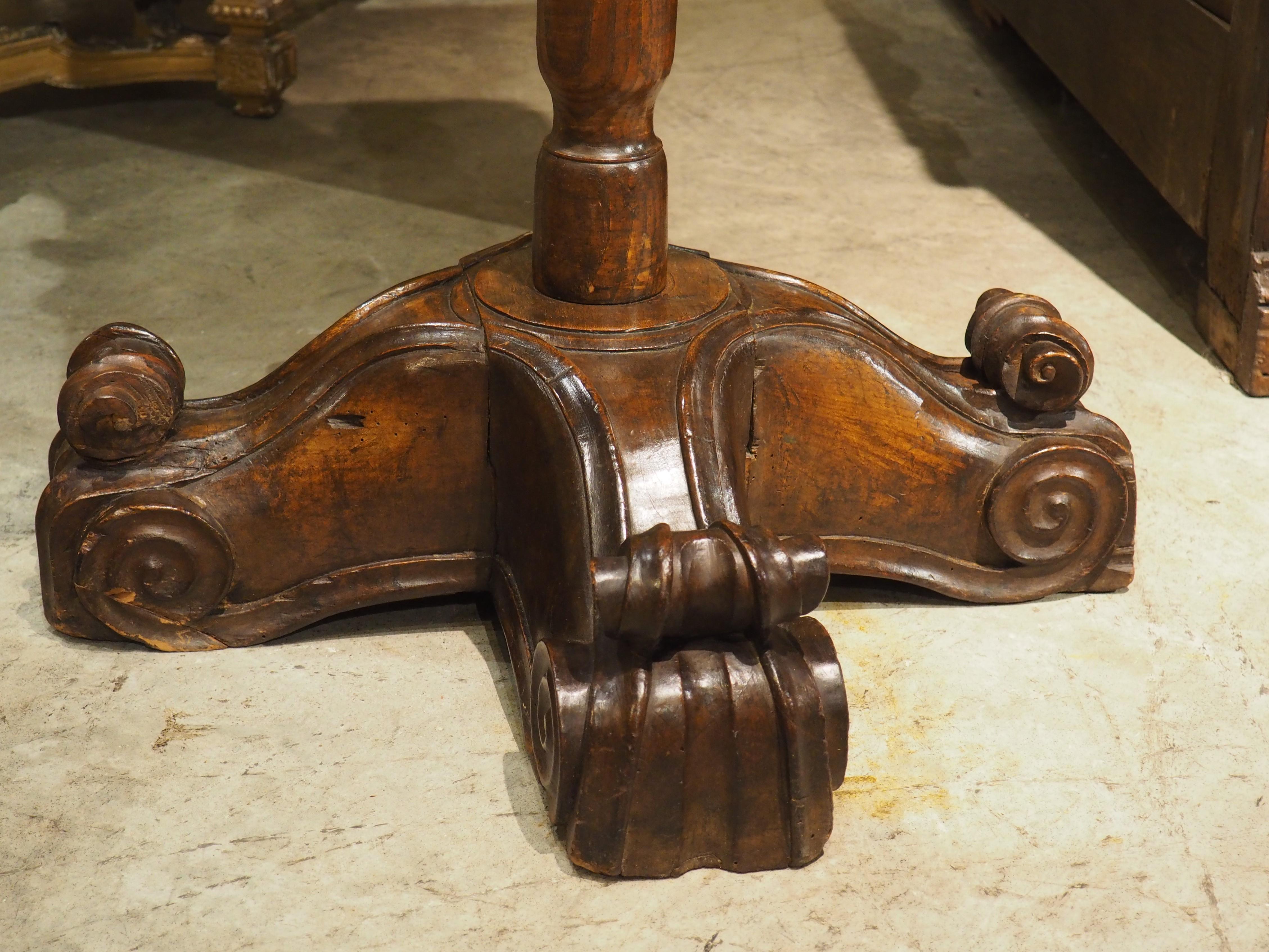 Sculpté à la main Lutrin double français ancien en noyer et pin sculpté, vers 1700 en vente