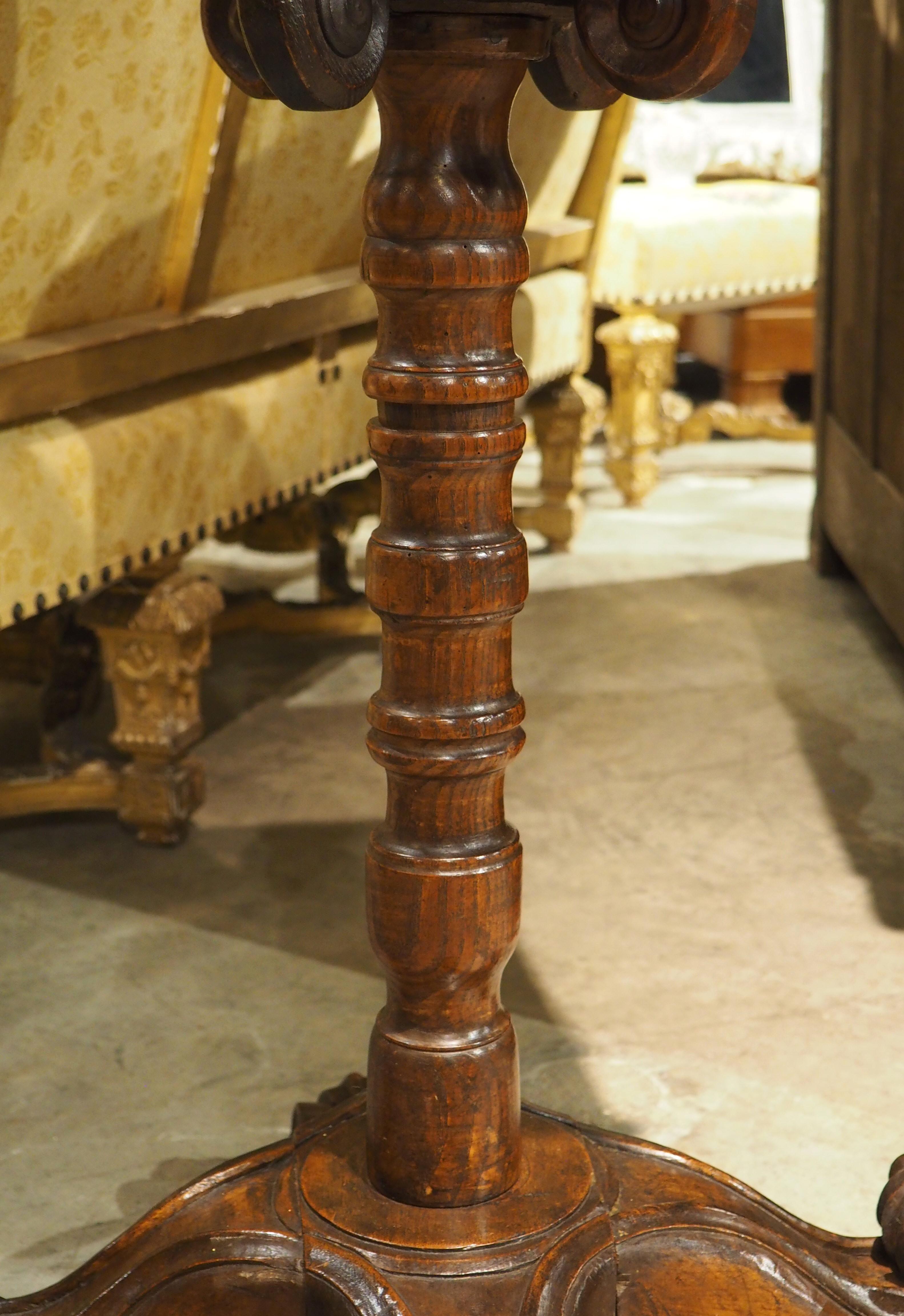 Lutrin double français ancien en noyer et pin sculpté, vers 1700 Bon état - En vente à Dallas, TX