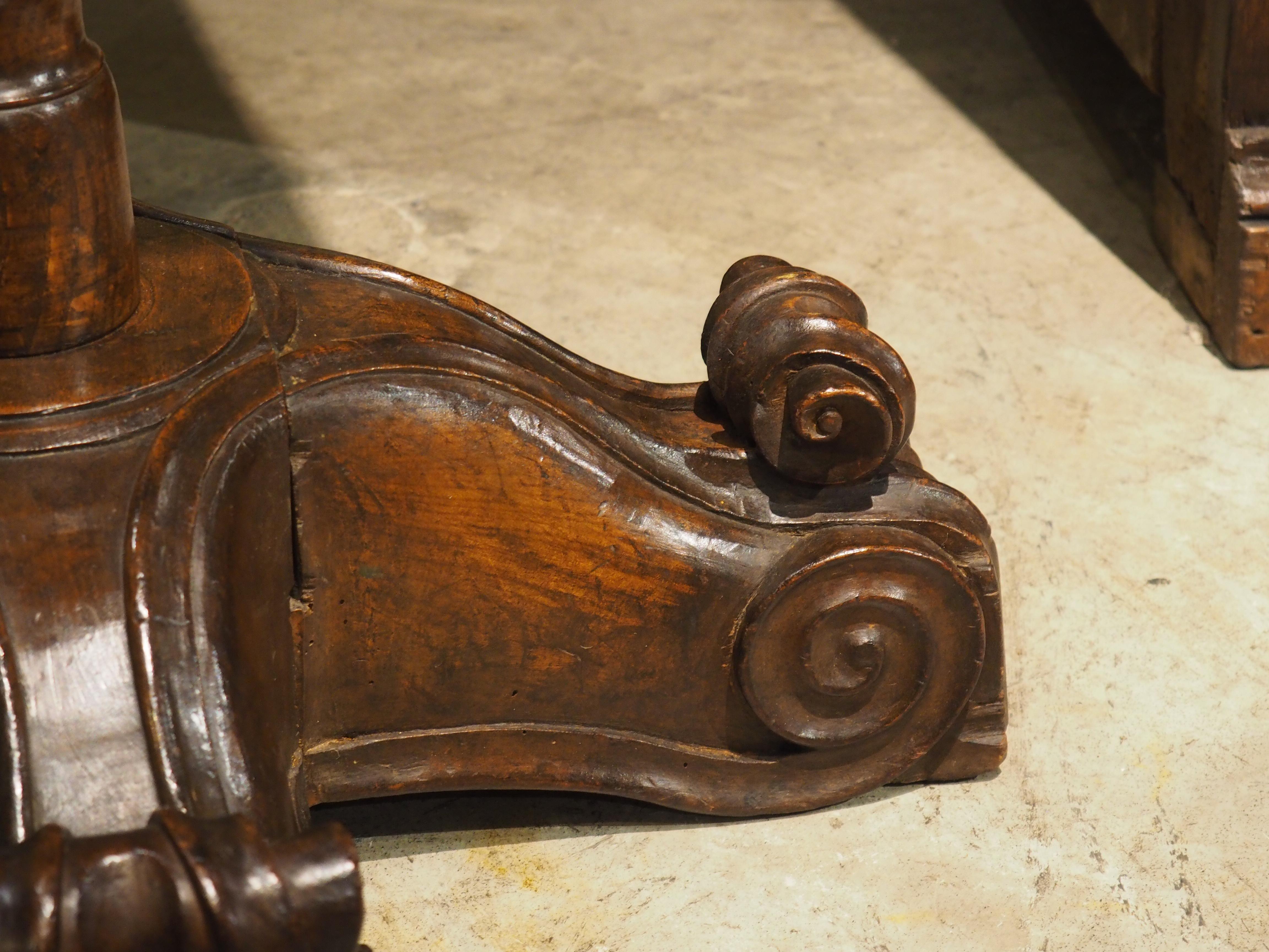 17ème siècle Lutrin double français ancien en noyer et pin sculpté, vers 1700 en vente