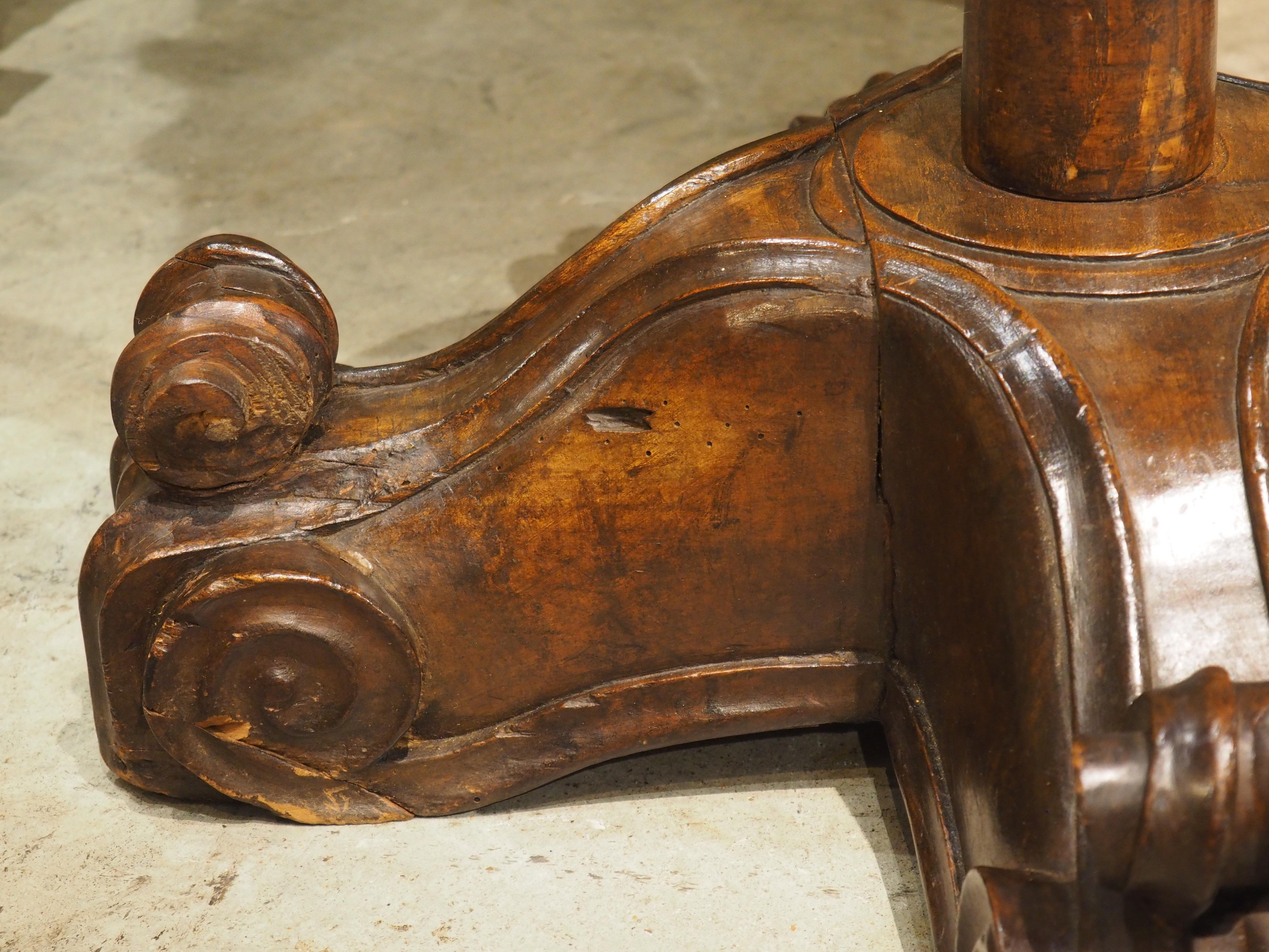 Bois Lutrin double français ancien en noyer et pin sculpté, vers 1700 en vente