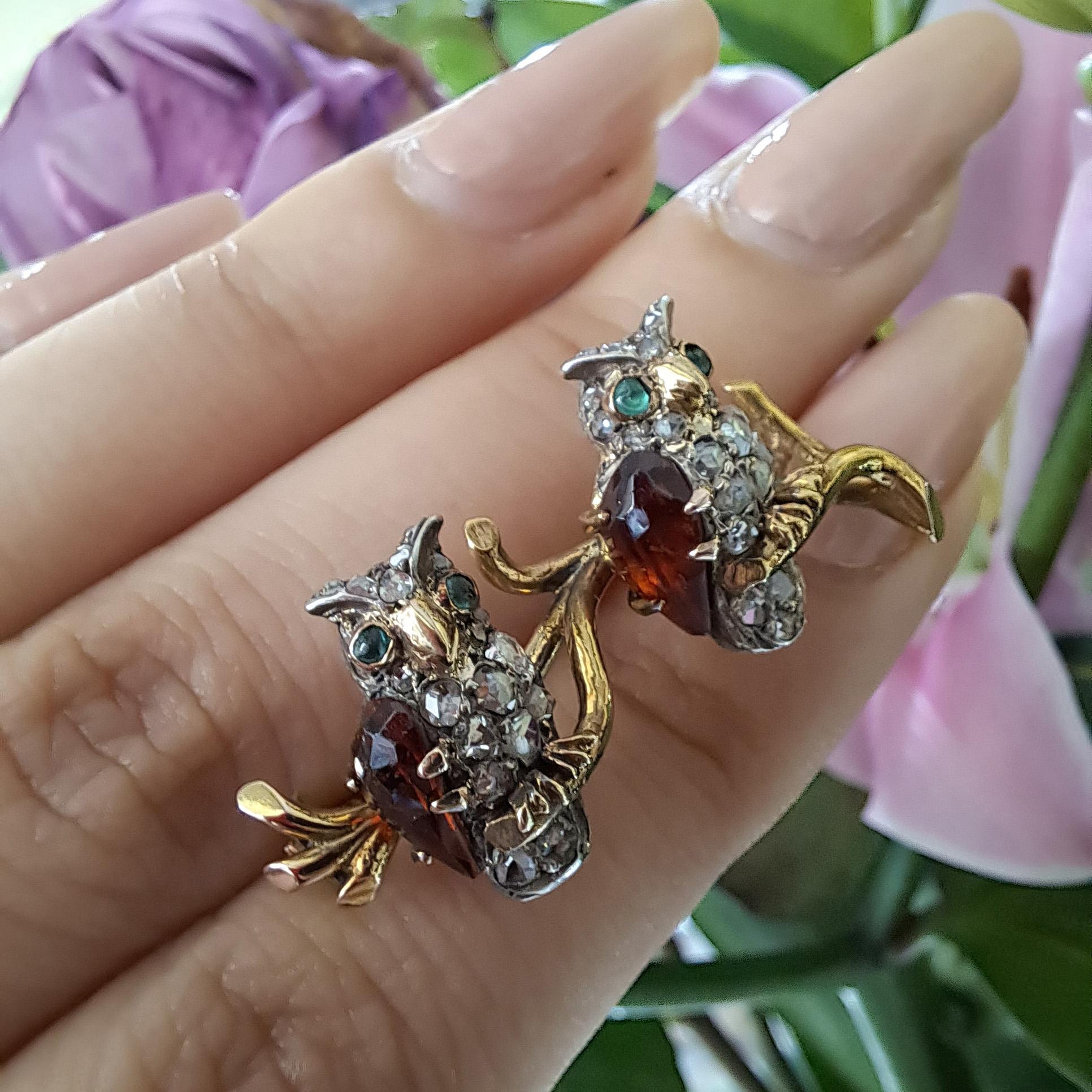 Antique French Double Owl Diamond, Hessonite Garnet and Emerald Brooch In Good Condition For Sale In London, GB