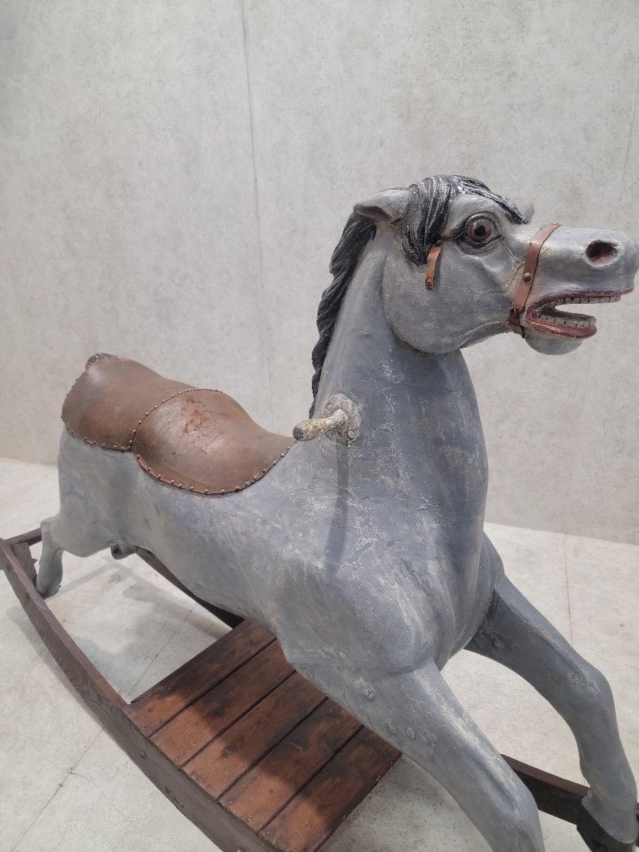 Carrousel à bascule à deux places anciennement français 

Magnifique cheval à bascule français ancien à double siège. Le cheval est en bois sculpté et possède un double siège en cuir d'origine. Le mât du carrousel a été retiré pour en faire un