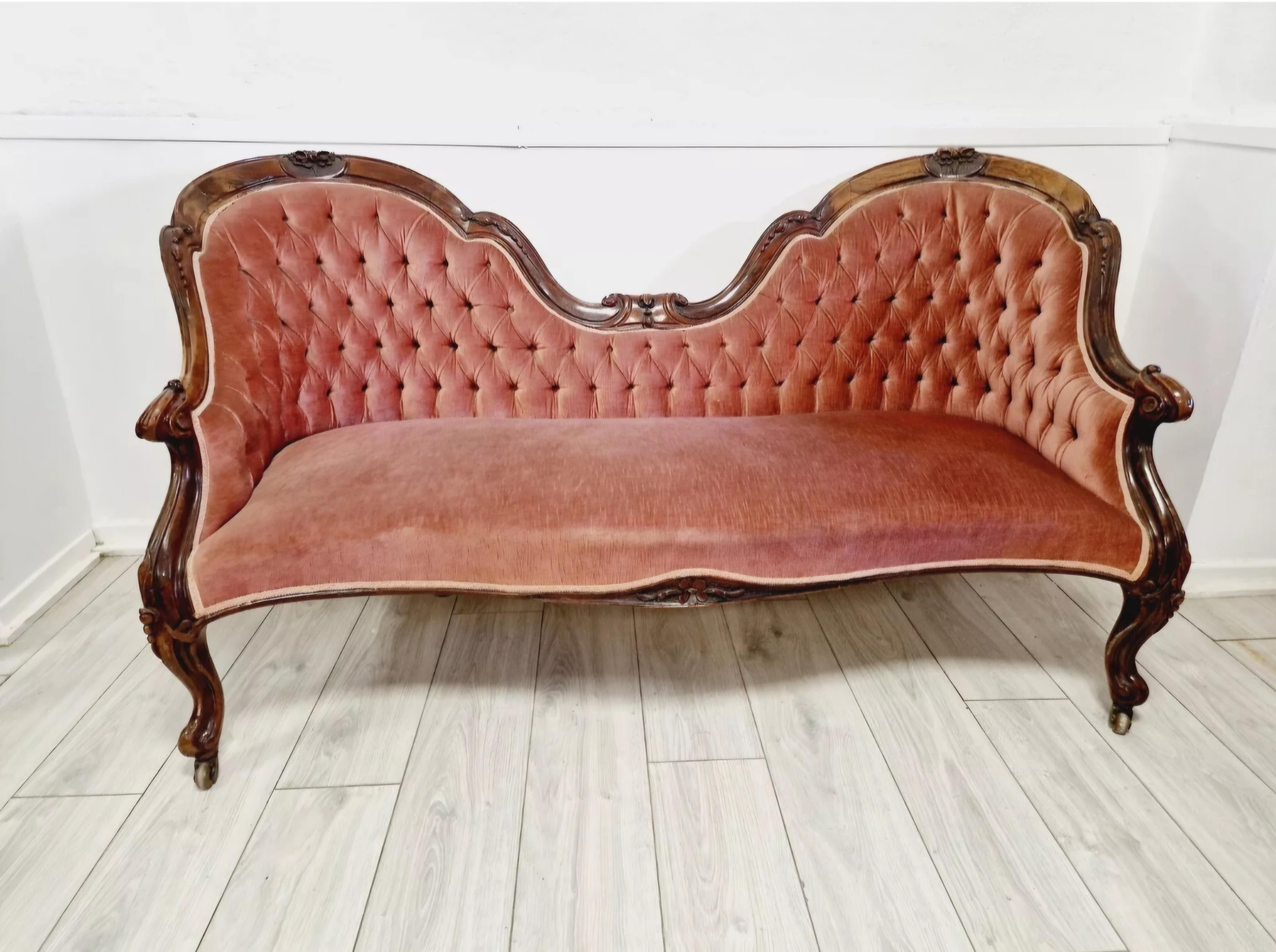Nous sommes ravis d'offrir à la vente, ce canapé français exquis, cette pièce de mobilier antique ajoutera de l'élégance et du charme à n'importe quelle pièce. Le canapé est recouvert d'une tapisserie en draylon rose foncé qui ne présente aucune