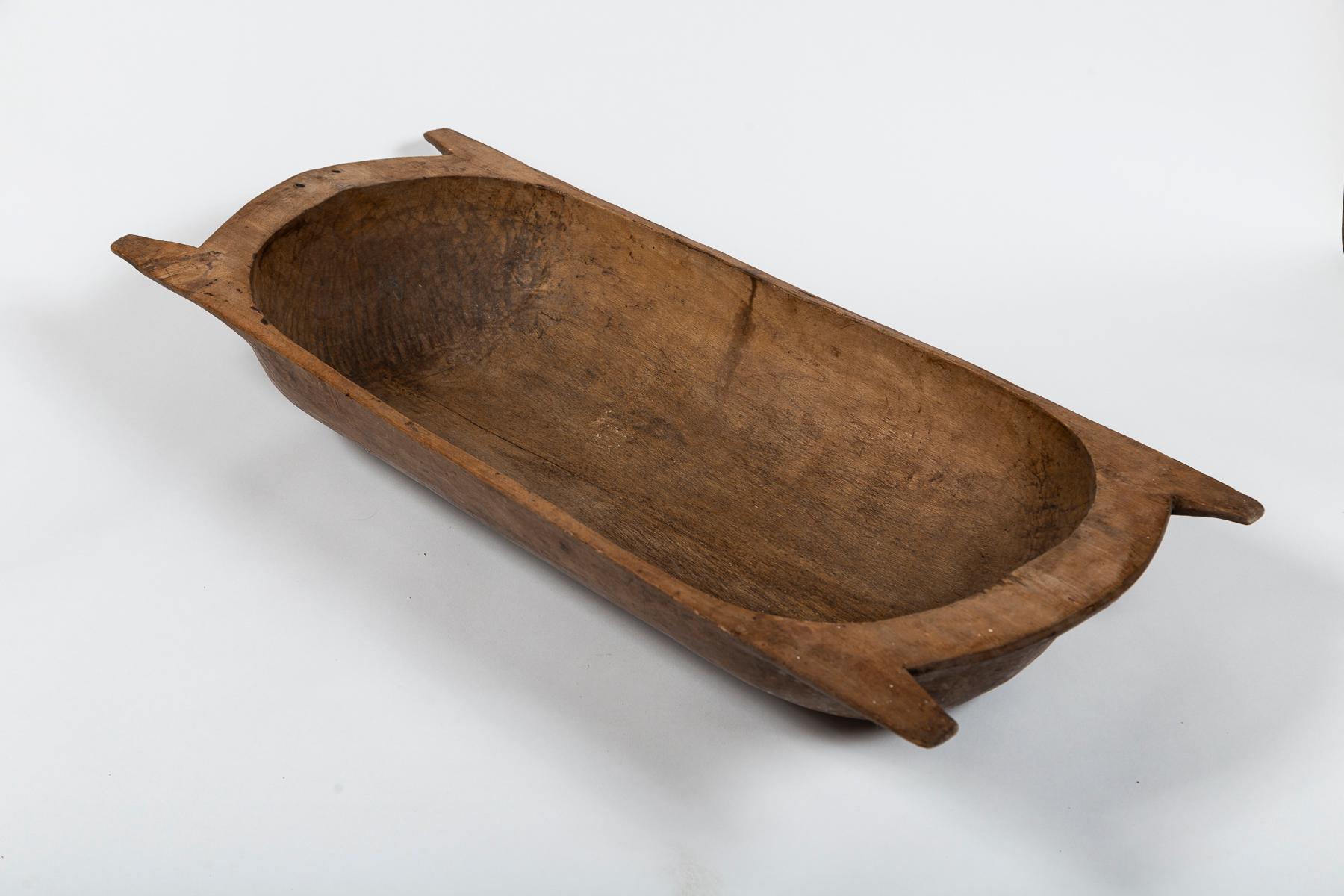 Bol à pâtisserie français ancien, début du 20e siècle. Magnifiquement sculpté à la main et patiné par le temps. Traditionnellement utilisé pour mélanger la pâte. Un récipient remarquable qui peut être utilisé à des fins décoratives variées.