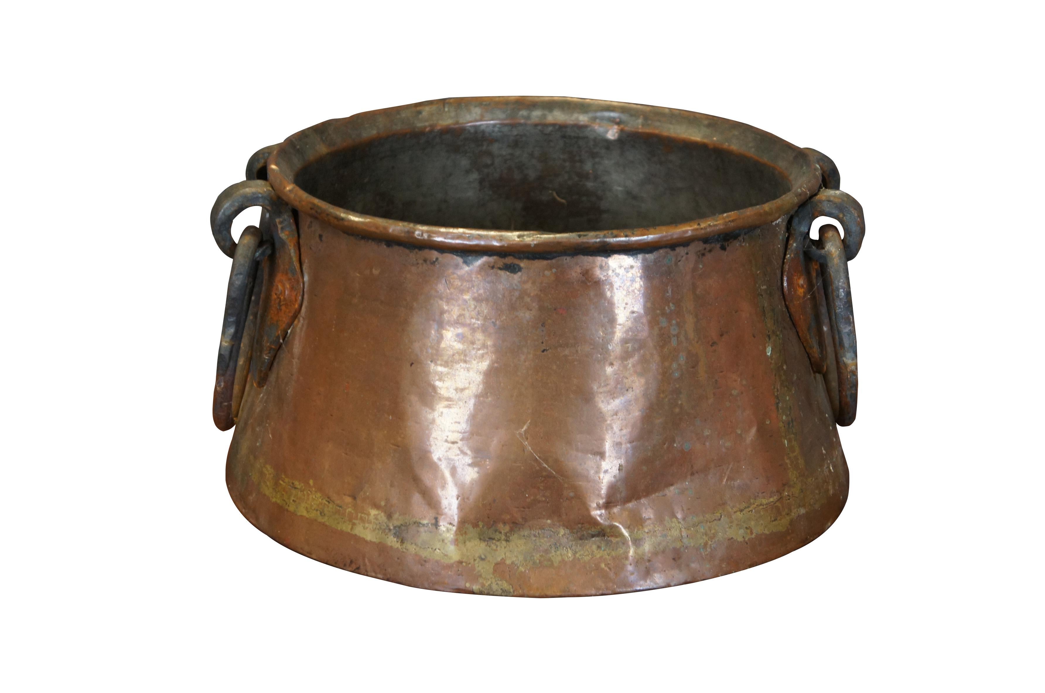 Provincial français Ancienne bouilloire à chaudron en cuivre à queue d'aronde, poignées en fer 14 po. en vente