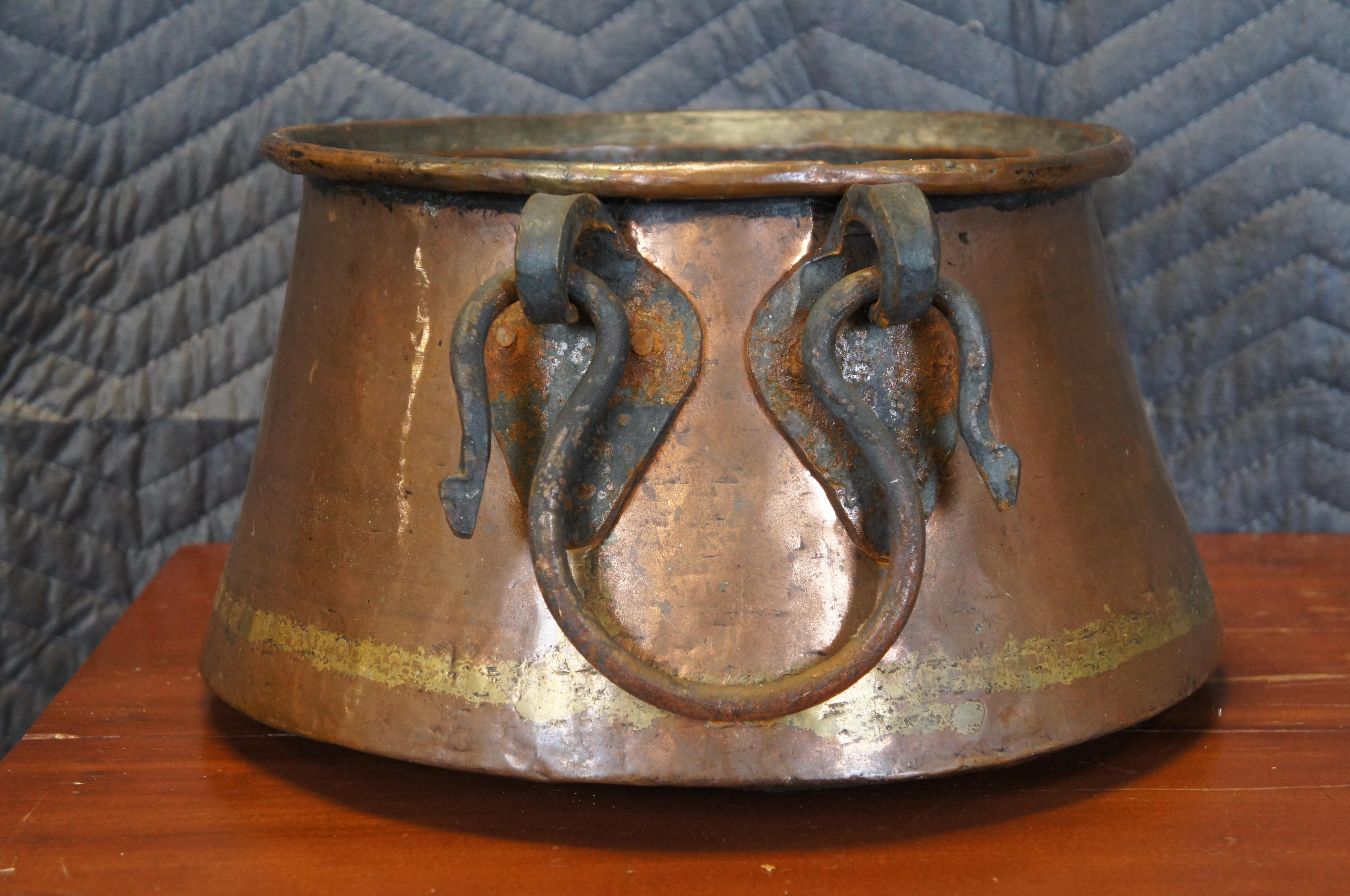 Ancienne bouilloire à chaudron en cuivre à queue d'aronde, poignées en fer 14 po. État moyen - En vente à Dayton, OH
