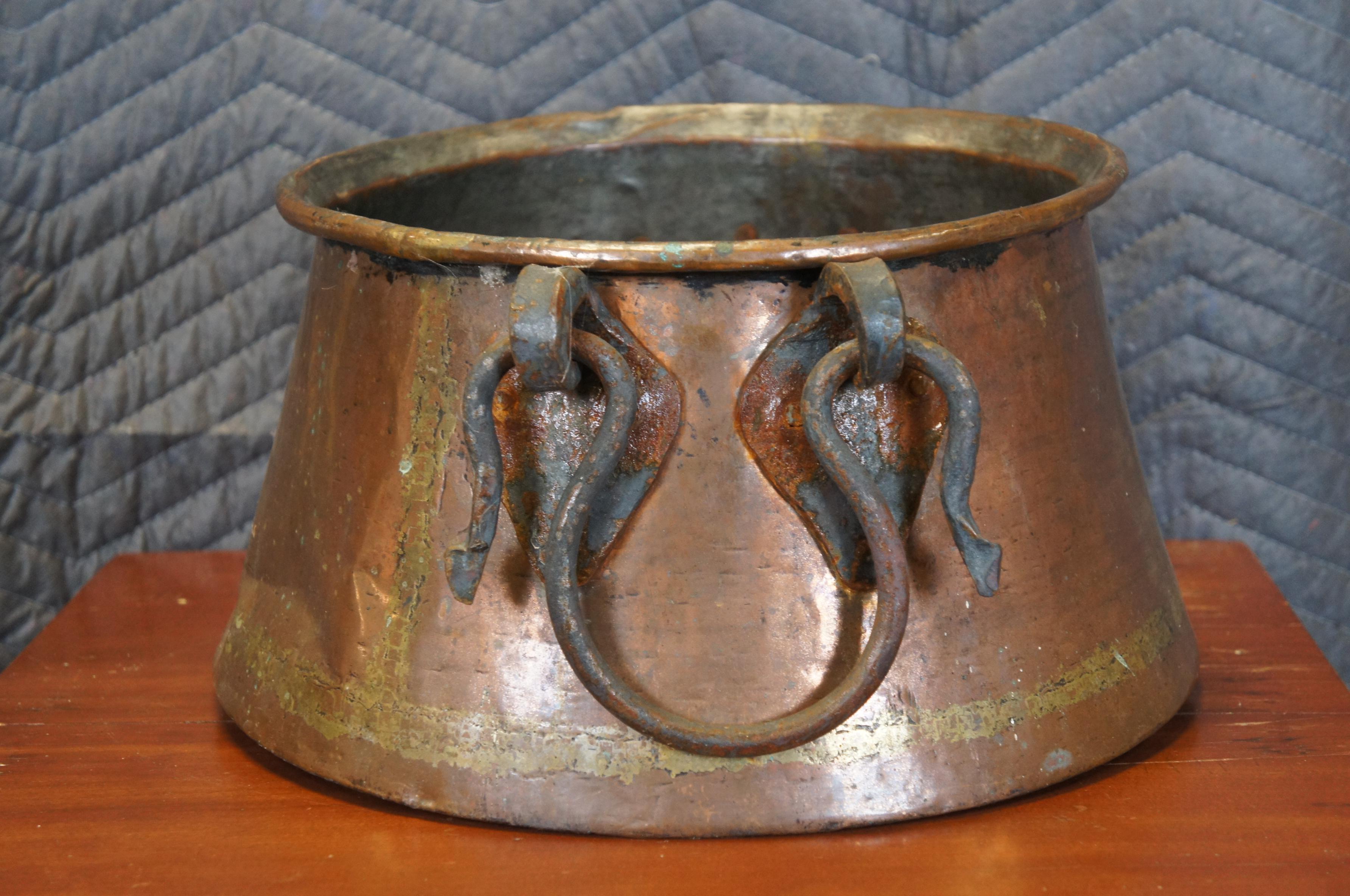 Cuivre Ancienne bouilloire à chaudron en cuivre à queue d'aronde, poignées en fer 14 po. en vente