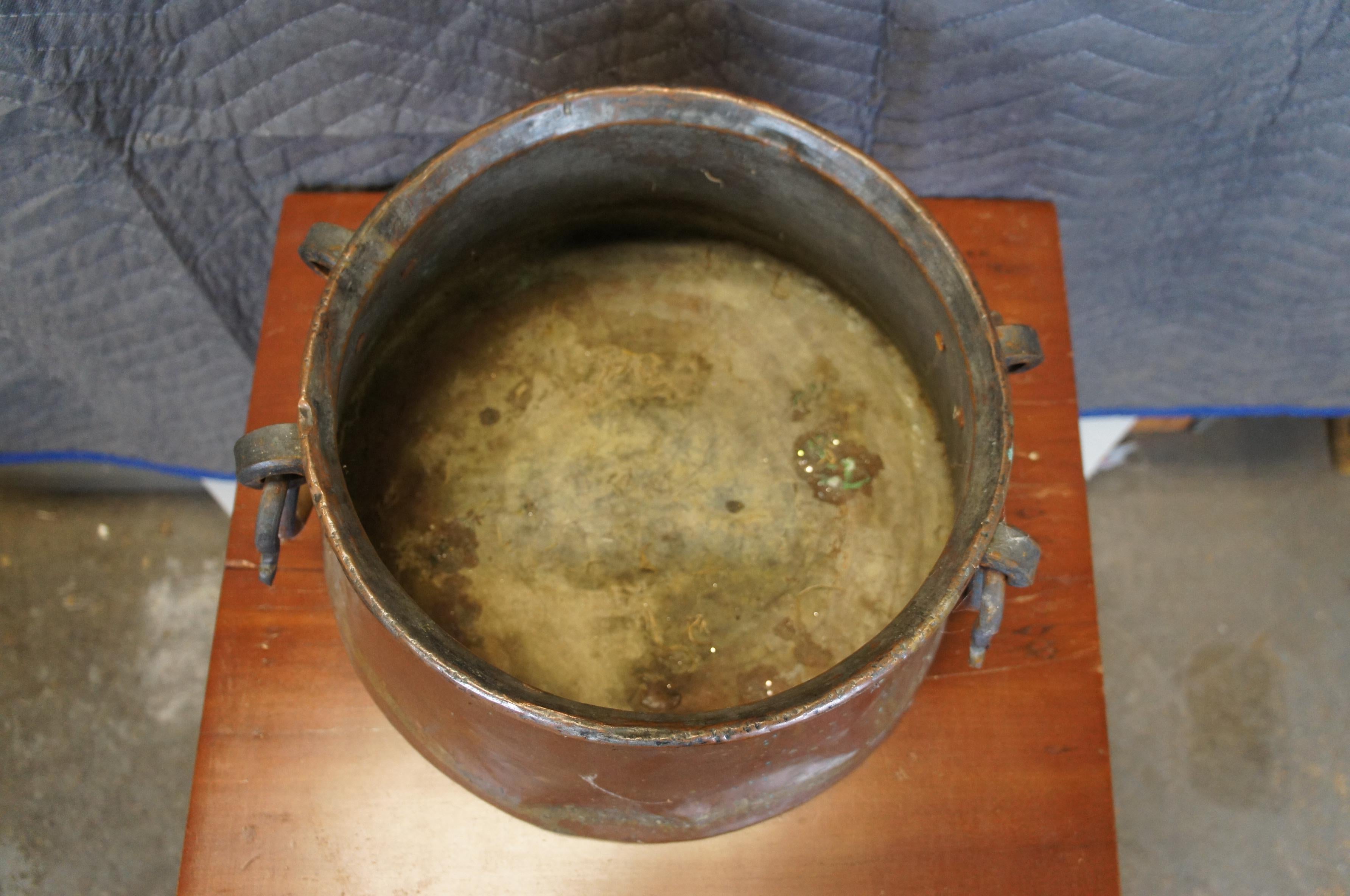Ancienne bouilloire à chaudron en cuivre à queue d'aronde, poignées en fer 14 po. en vente 1