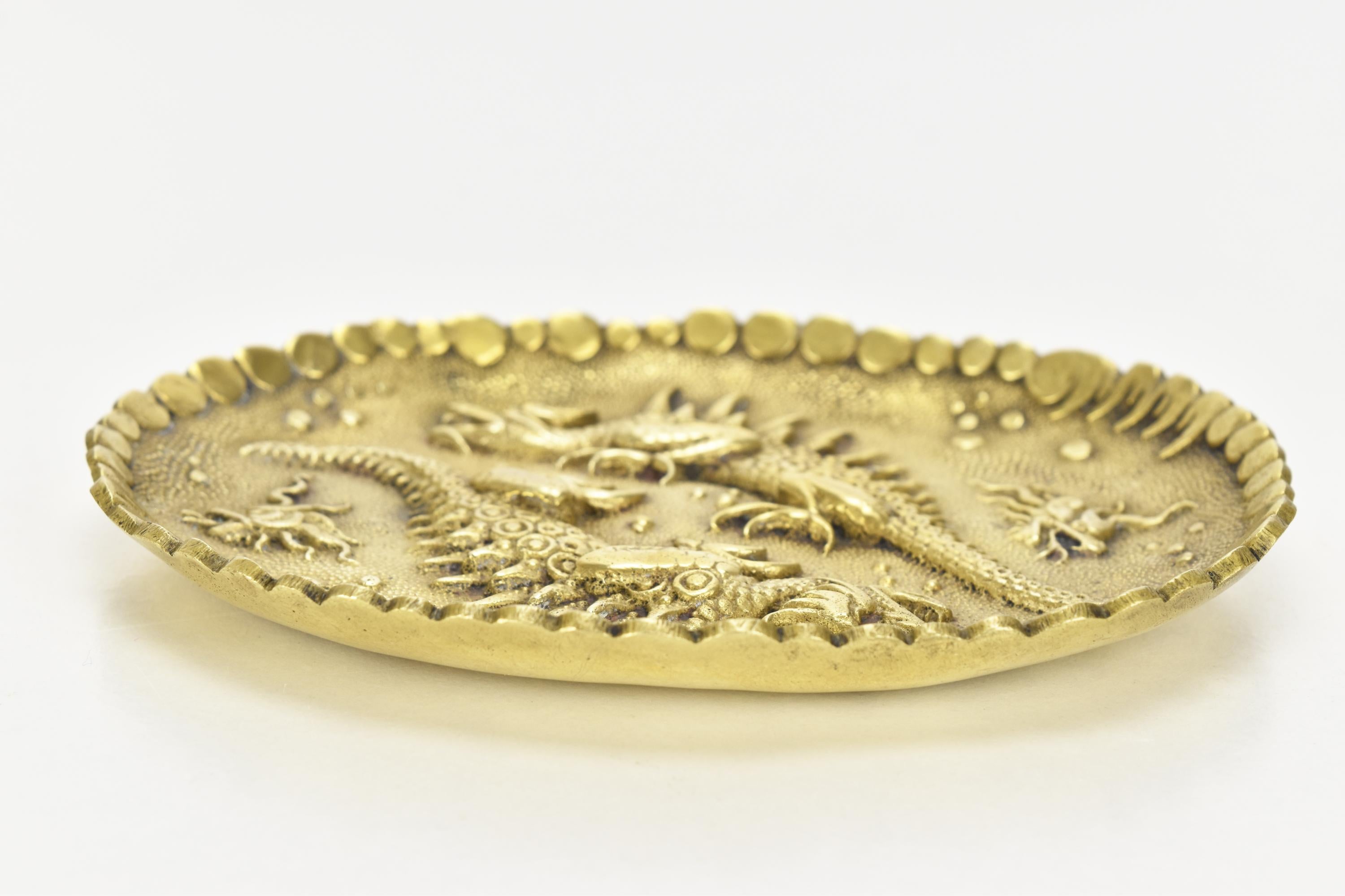 Antike französische Drache-Goldbronze-Ablageschale aus vergoldeter Bronze (Chinoiserie) im Angebot