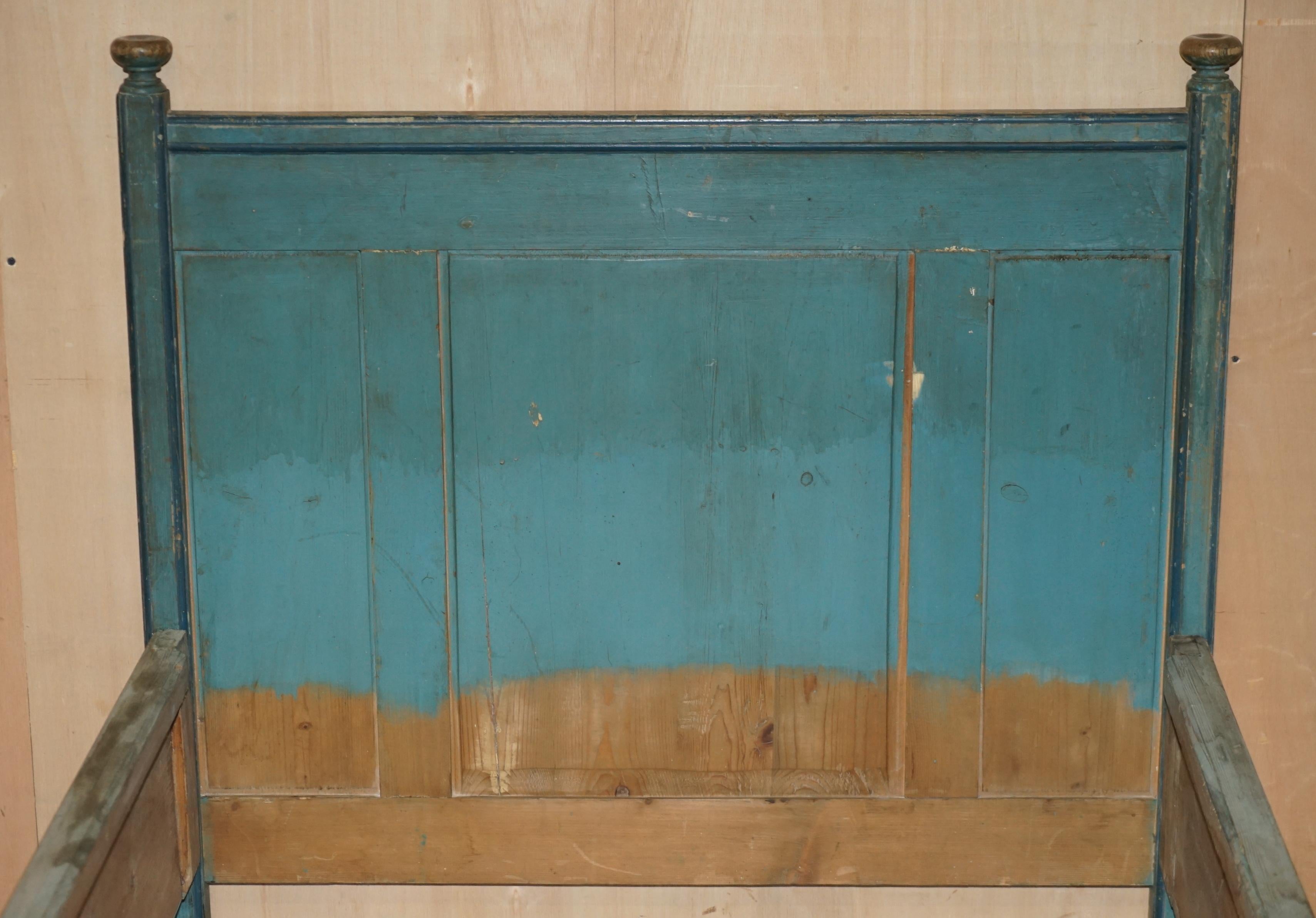 ANTIQUE FRENCH DUCK EGG BLUE HAND PAiNTED ORNATELY DECORATED BED FRAME IN OAK For Sale 5