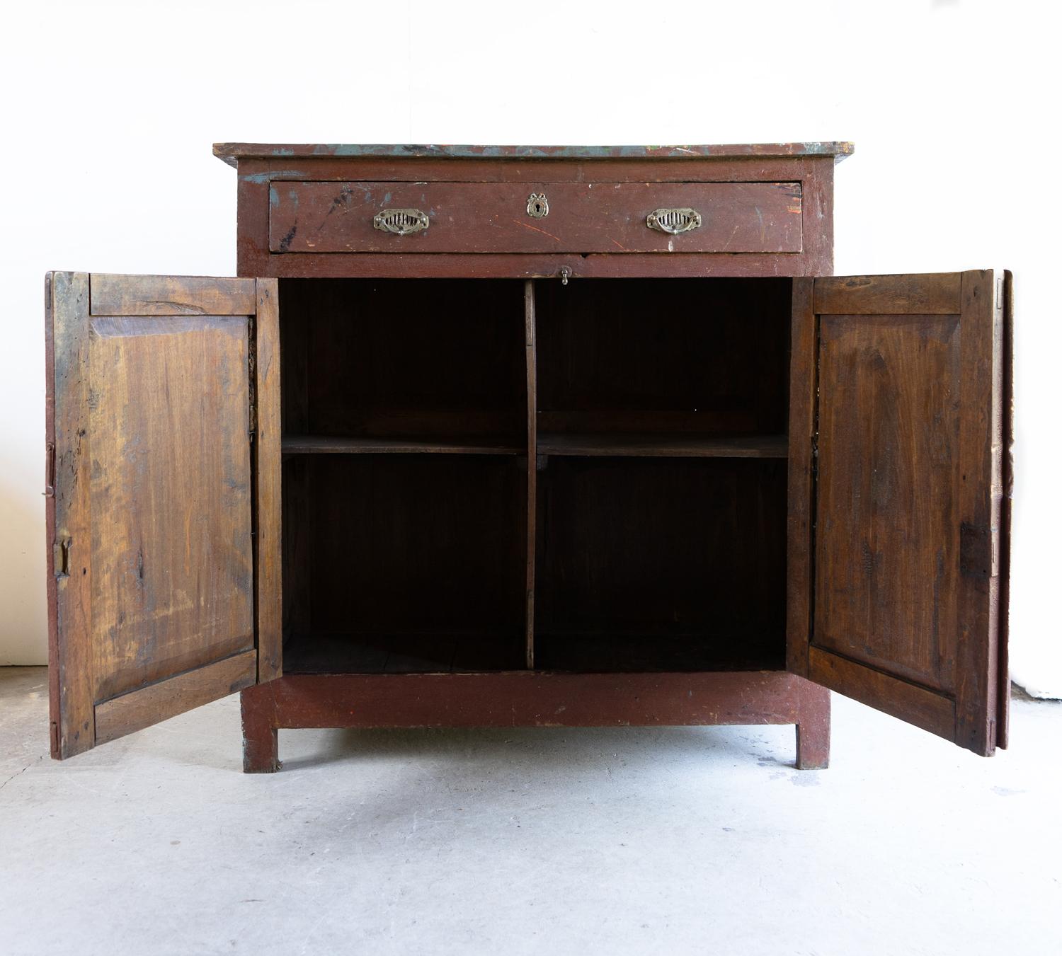 Rustico Antique French, mobile buffet in noce dipinto di rosso mattone scuro, XIX secolo in vendita