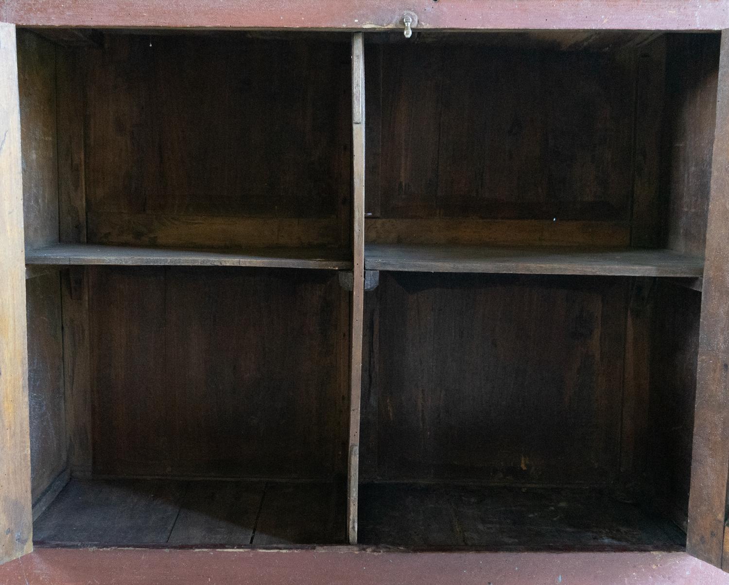 Francese Antique French, mobile buffet in noce dipinto di rosso mattone scuro, XIX secolo in vendita