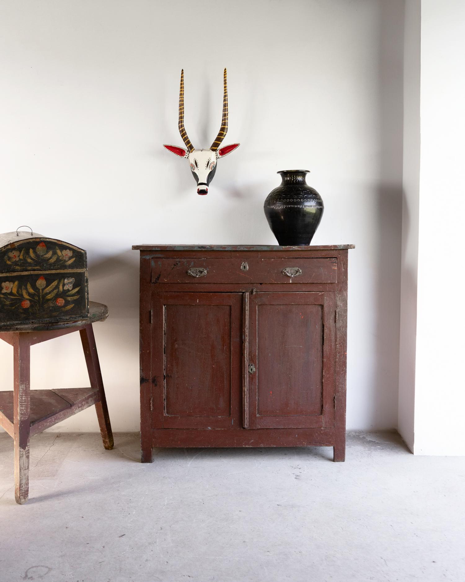 Antique French, mobile buffet in noce dipinto di rosso mattone scuro, XIX secolo In condizioni buone in vendita a Bristol, GB