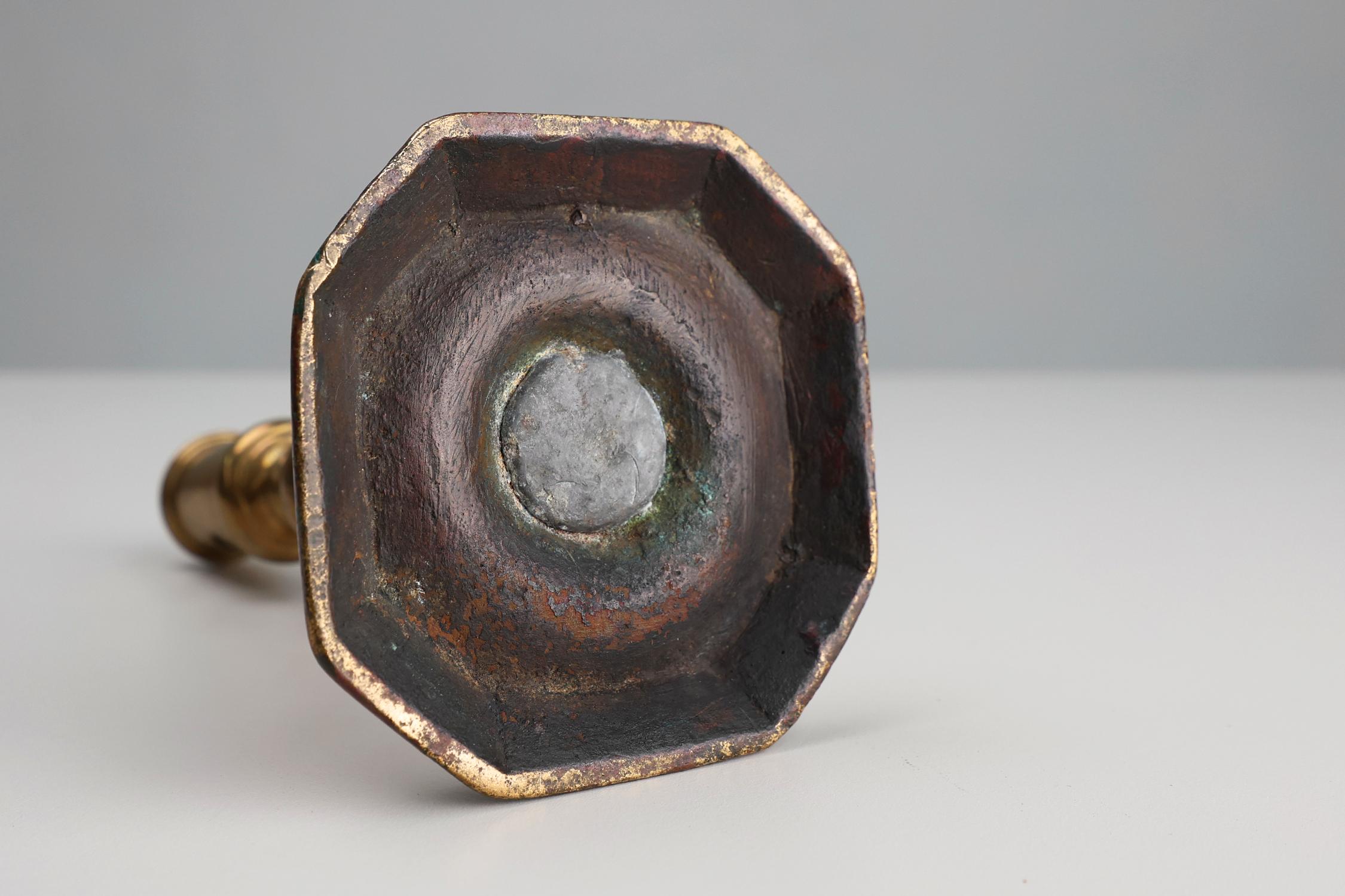 Antiguo candelabro francés de cobre de la alta época de principios del siglo XVII en venta 2