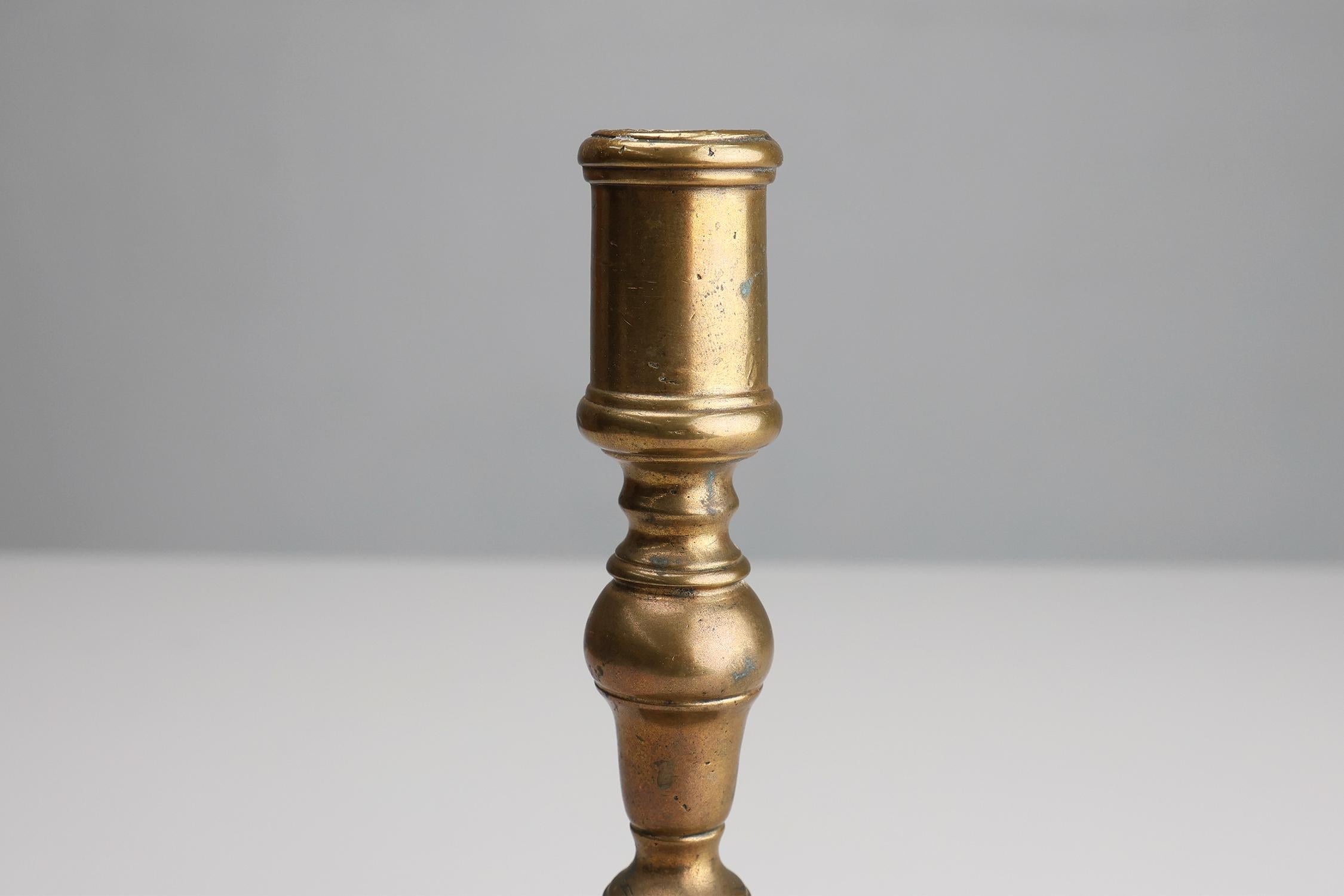 Francia / siglo XVII / candelero / cobre / Antiguo / Rústico 

Portavelas antiguo de cobre de la época de la alta época. Fabricado a mano en Francia en el siglo XVII. Este raro candelabro tiene tallo abalaustrado y base hexagonal. Esta pieza rara de