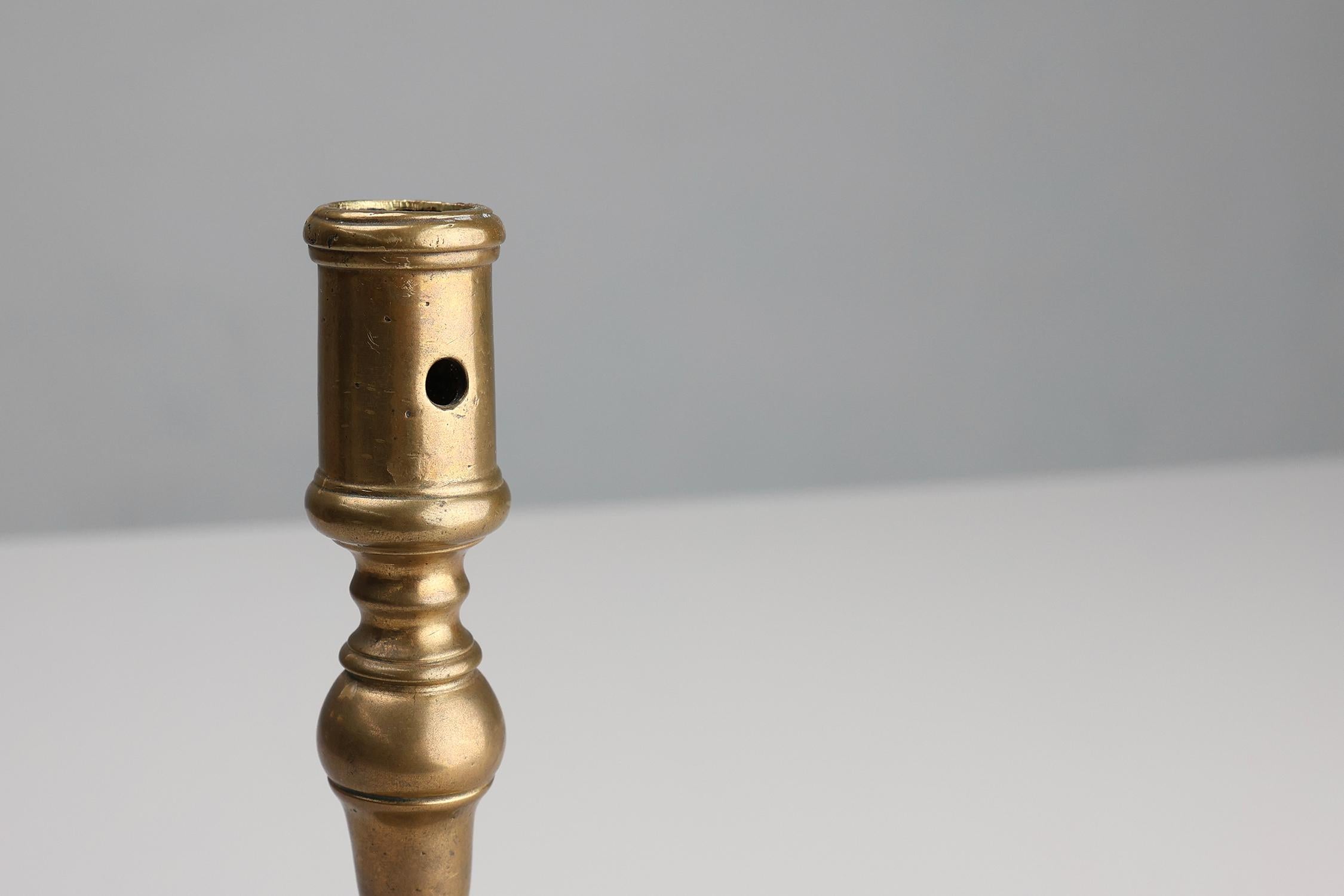 Antiguo candelabro francés de cobre de la alta época de principios del siglo XVII Rústico en venta