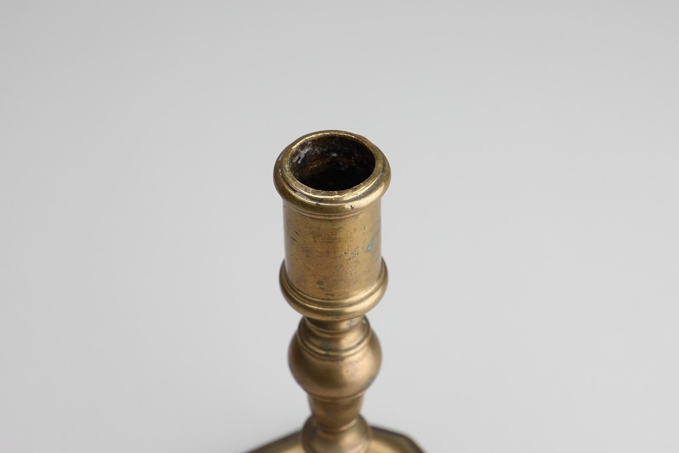 Antiguo candelabro francés de cobre de la alta época de principios del siglo XVII Francés en venta