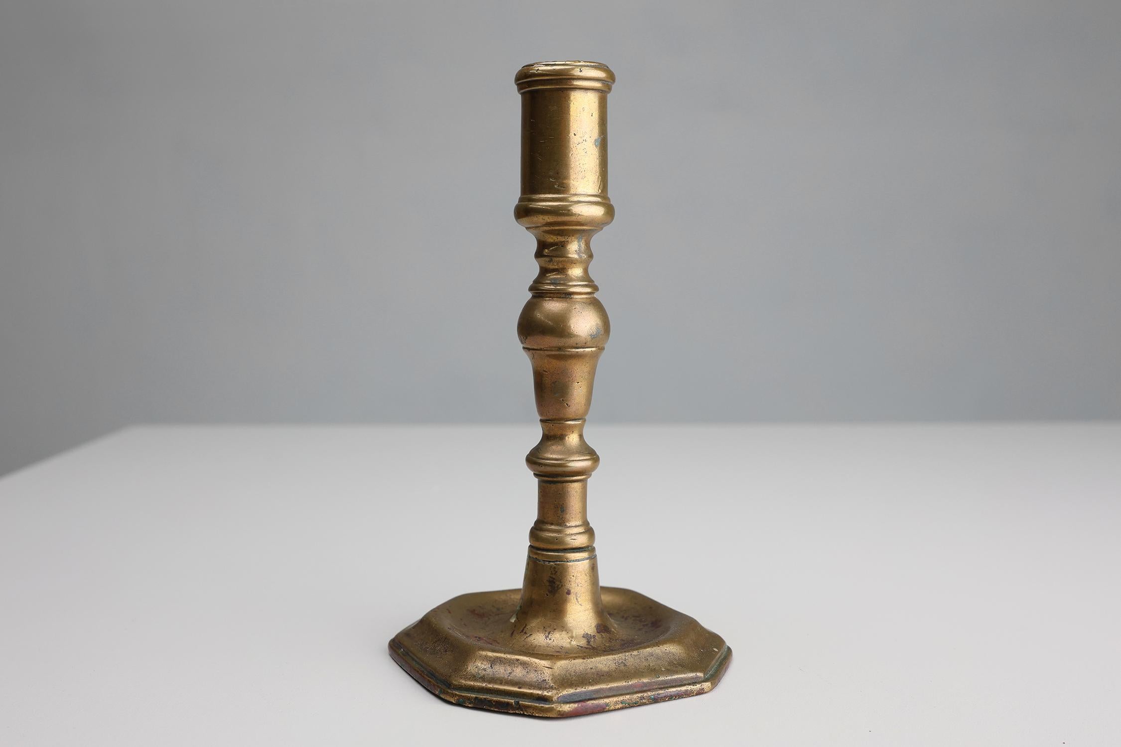 Antiguo candelabro francés de cobre de la alta época de principios del siglo XVII en Bueno estado para la venta en Meulebeke, BE