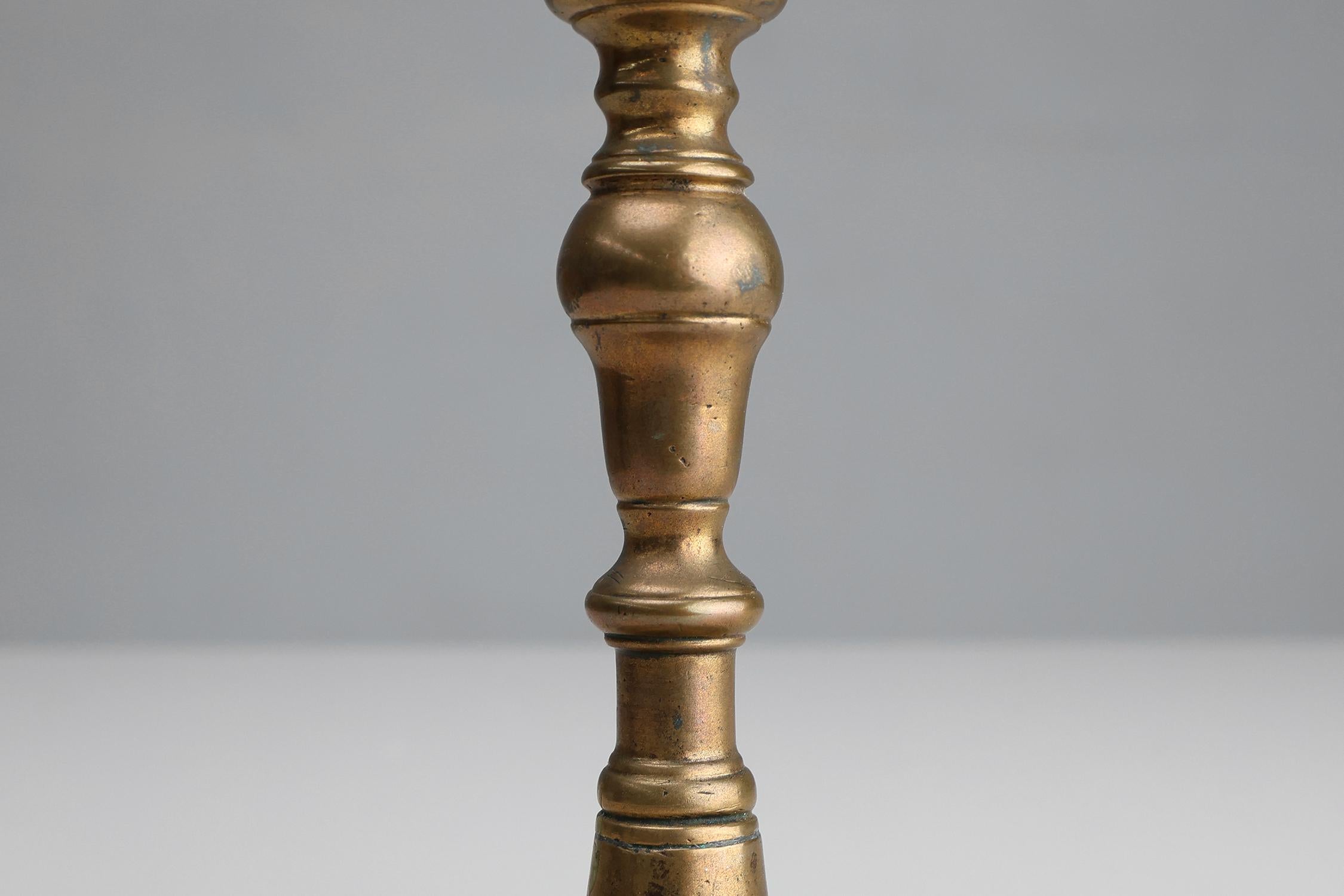 Antiguo candelabro francés de cobre de la alta época de principios del siglo XVII siglo XVIII y antes en venta