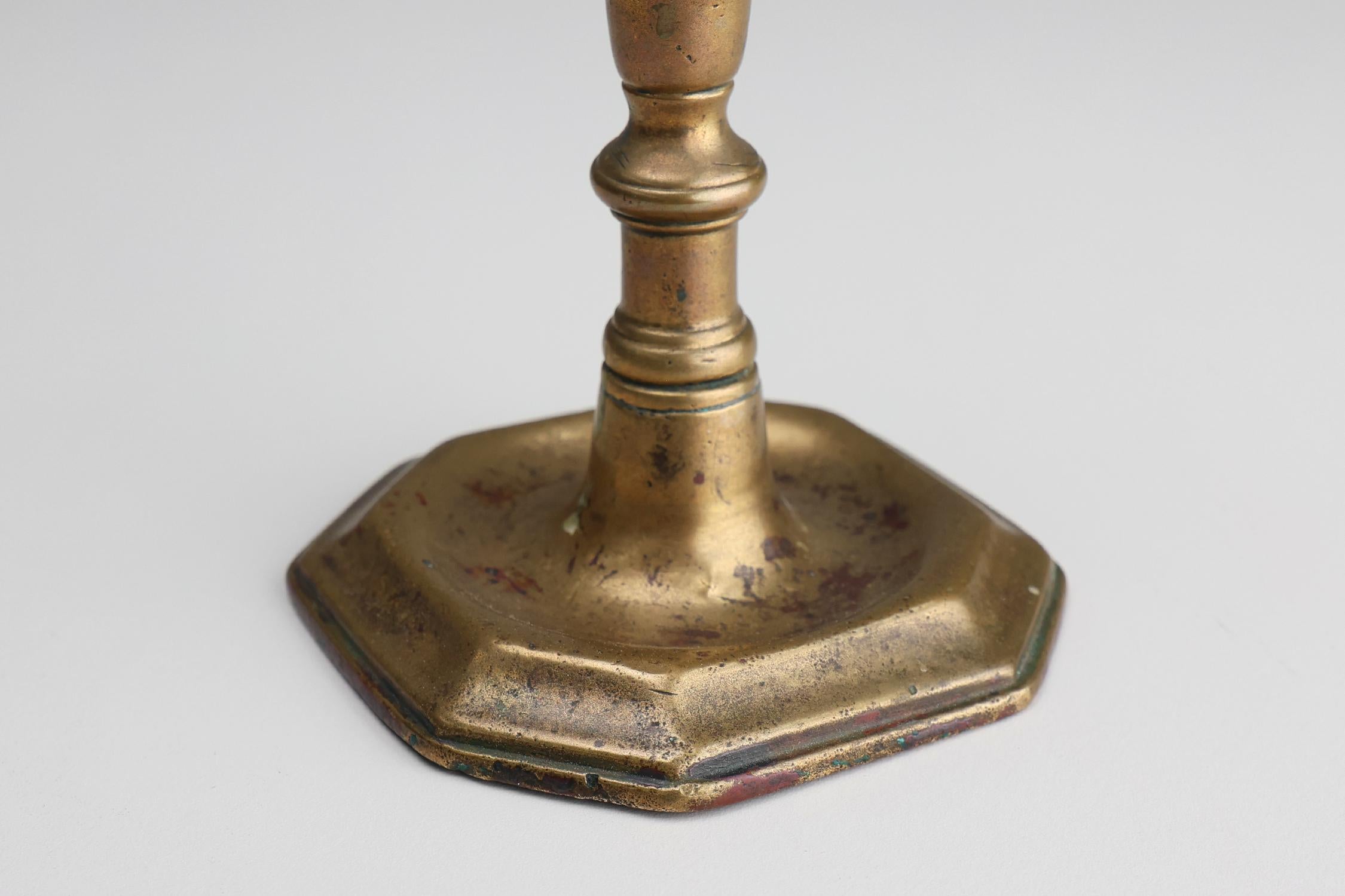 Antiguo candelabro francés de cobre de la alta época de principios del siglo XVII Cobre en venta