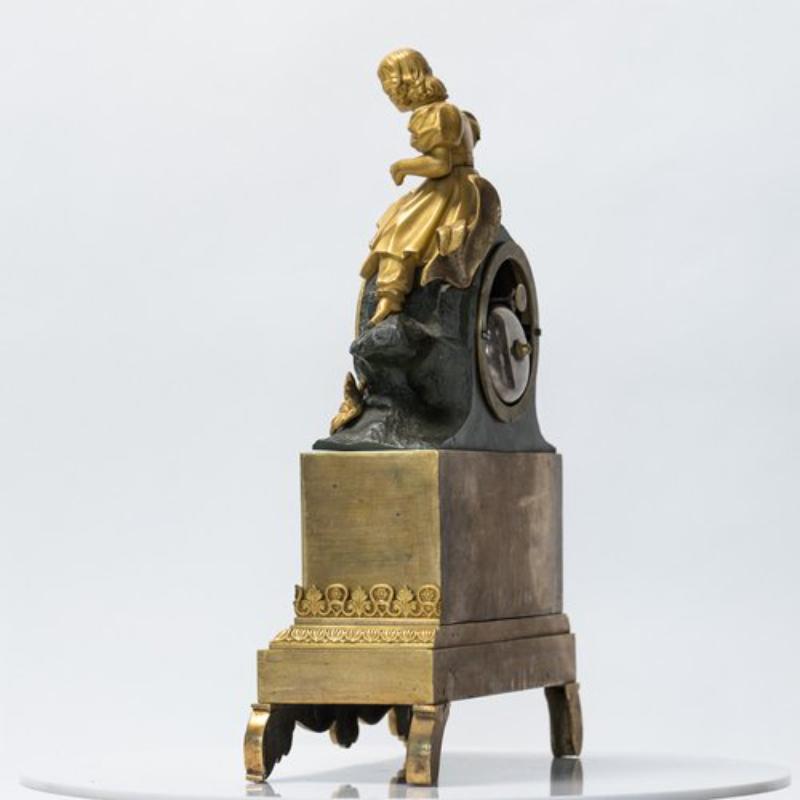 Ancienne horloge de cheminée en bronze doré Charles X du début du 19ème siècle en vente 4
