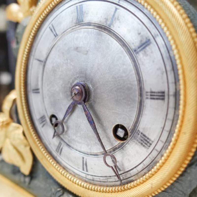 XIXe siècle Ancienne horloge de cheminée en bronze doré Charles X du début du 19ème siècle en vente