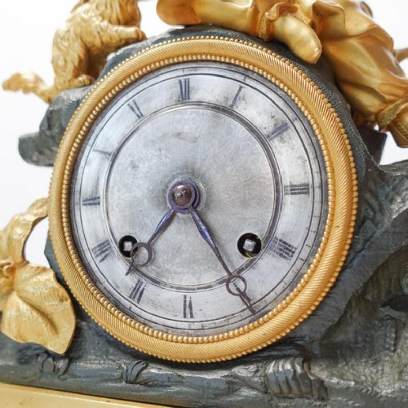 Bronze Ancienne horloge de cheminée en bronze doré Charles X du début du 19ème siècle en vente
