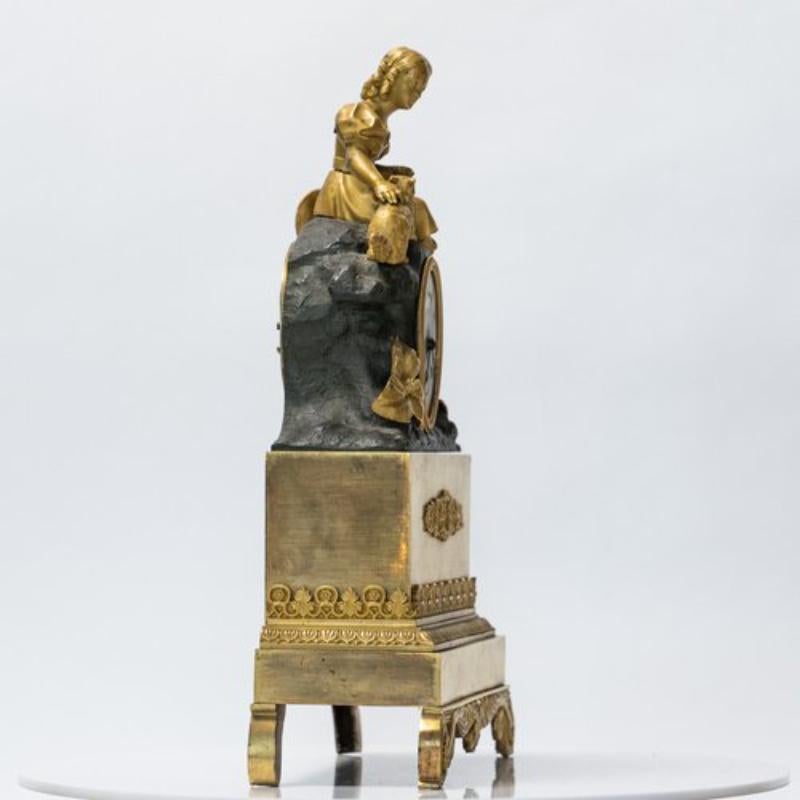 Ancienne horloge de cheminée en bronze doré Charles X du début du 19ème siècle en vente 2