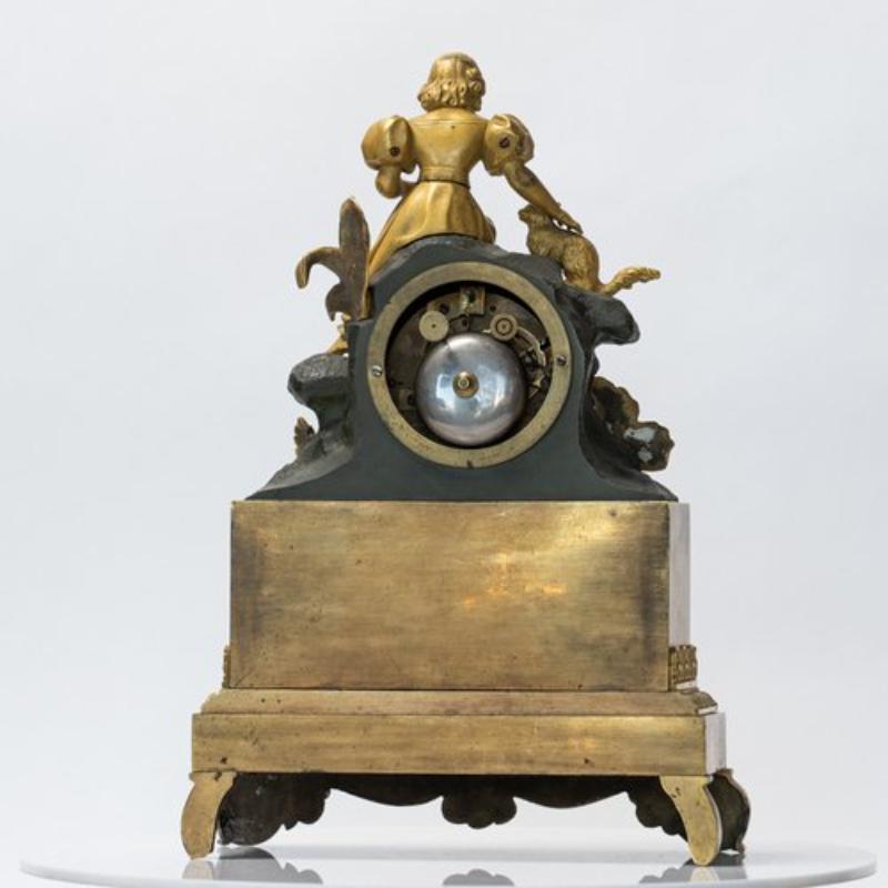 Ancienne horloge de cheminée en bronze doré Charles X du début du 19ème siècle en vente 3