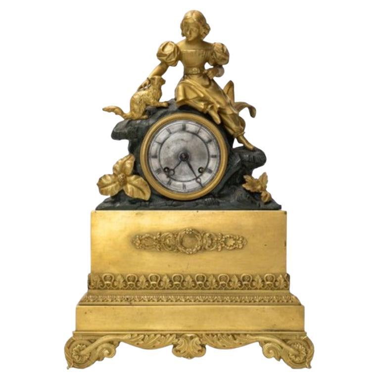 Ancienne horloge de cheminée en bronze doré Charles X du début du 19ème siècle en vente