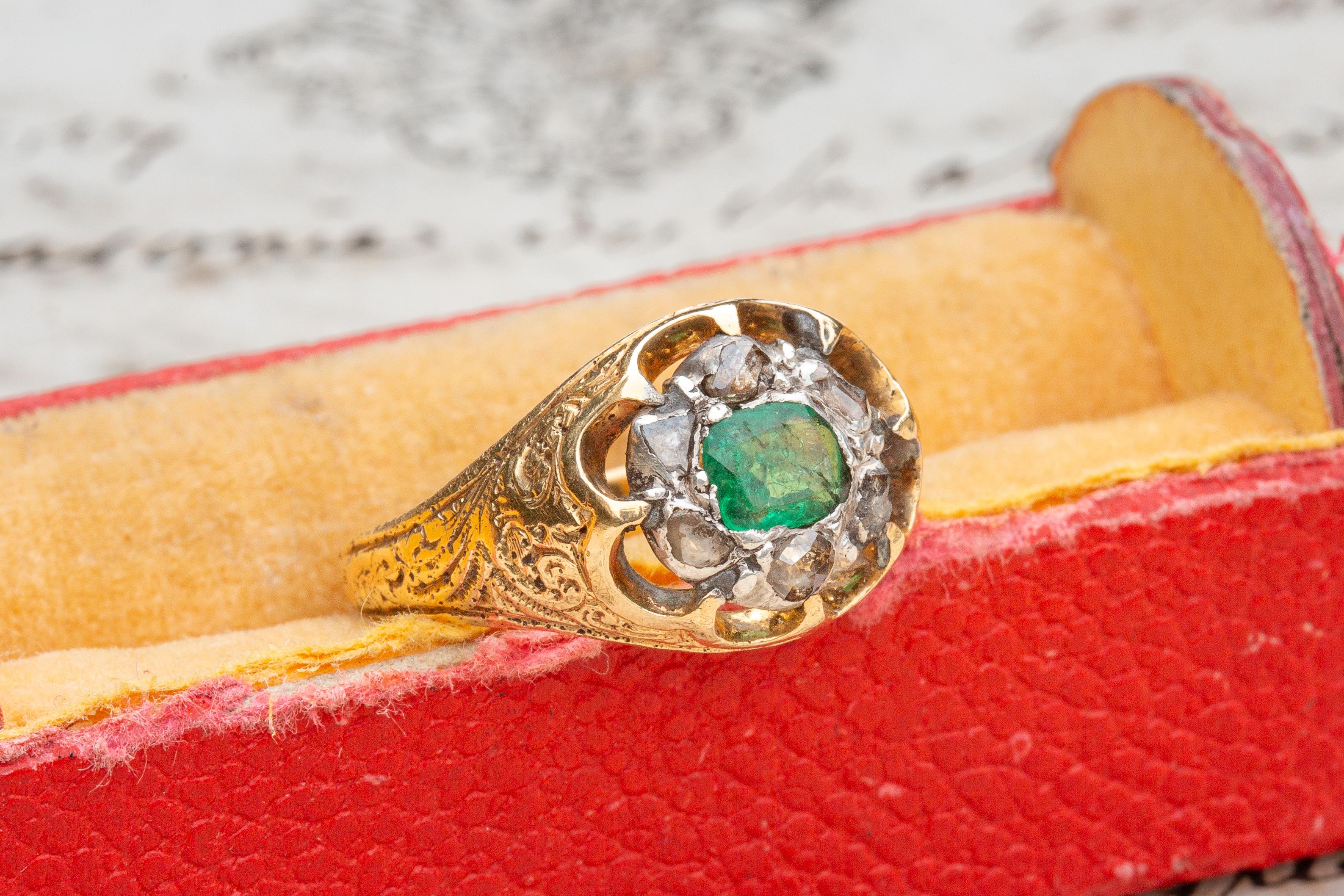 Antiker französischer Gold-Cluster-Ring mit Smaragd und Diamant im Rosenschliff aus dem frühen 19. Jahrhundert im Angebot 5