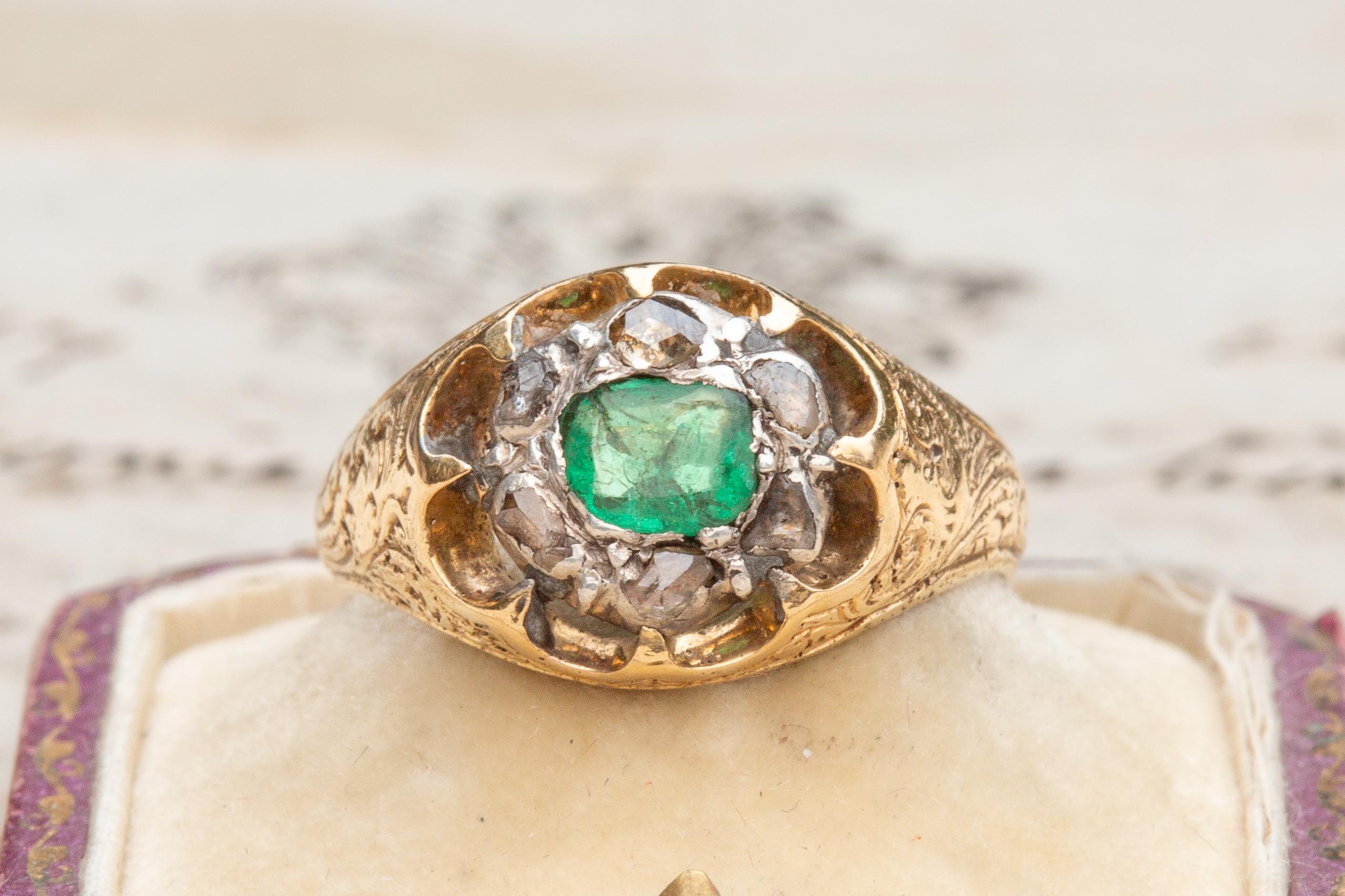 Bague ancienne française du début du 19ème siècle en or avec émeraudes et diamants taillés en rose en vente 1