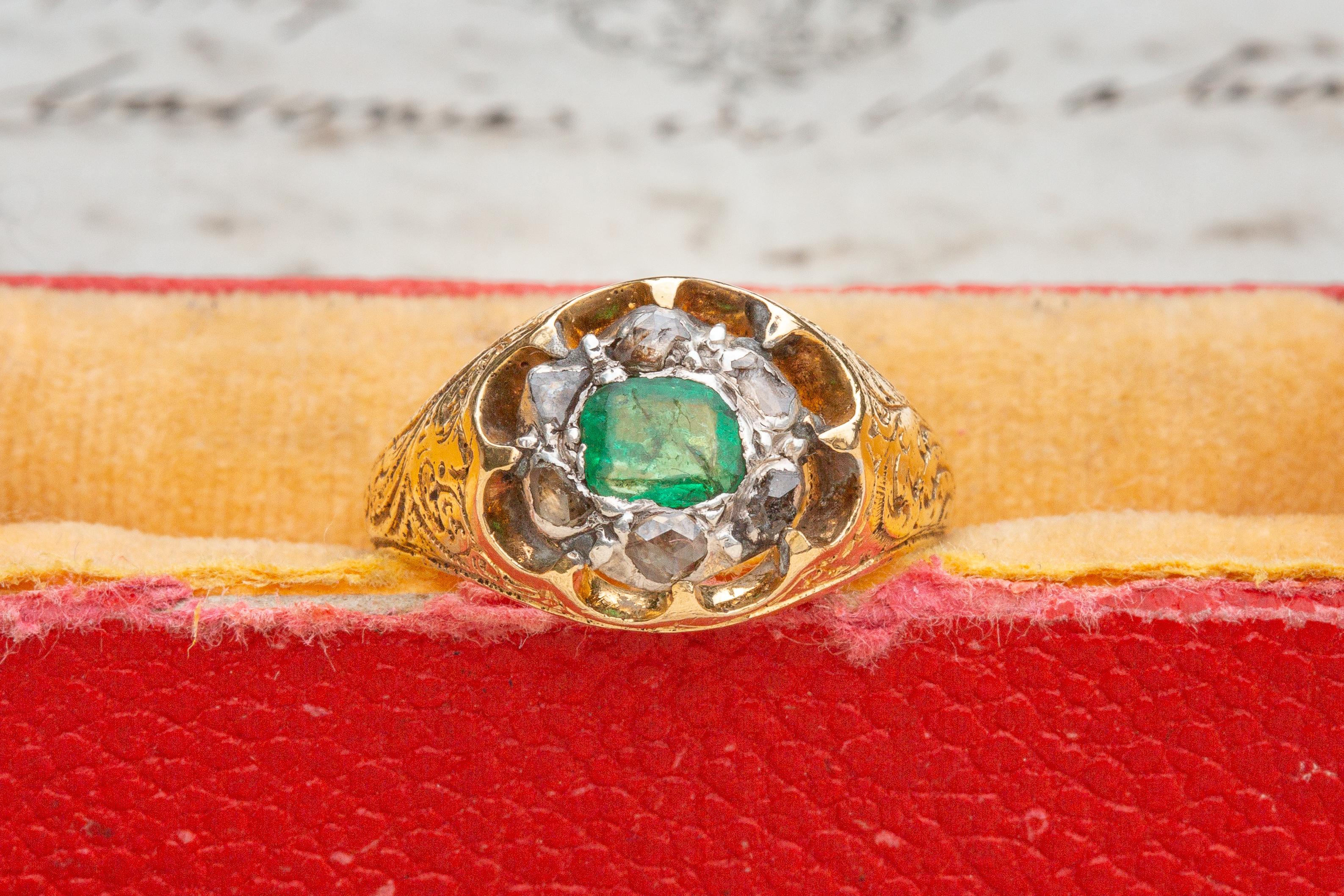 Antique French Early 19th Century Emerald and Rose Cut Diamond Gold Cluster Ring For Sale 4