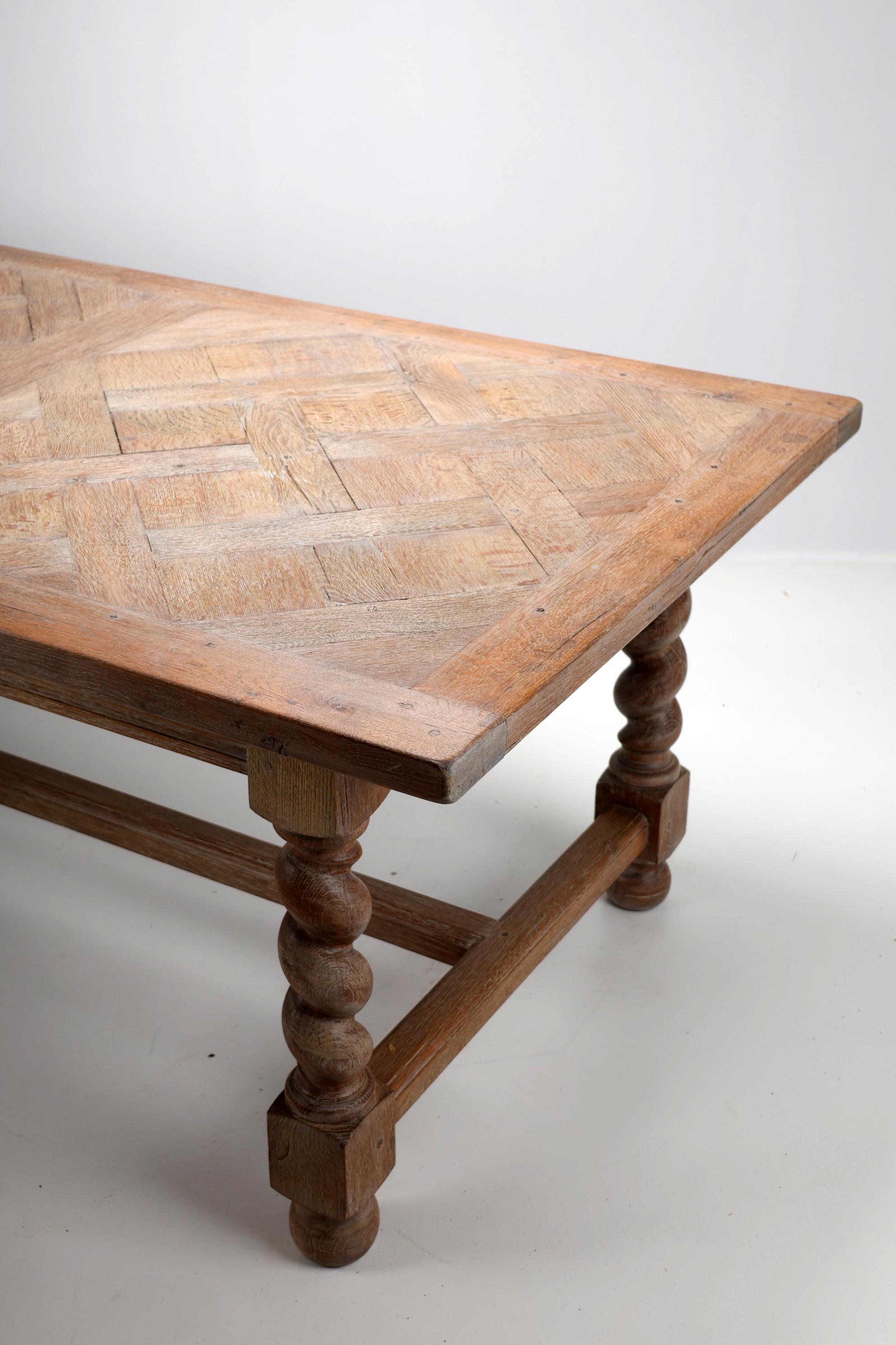 Ancienne table de salle à manger française du début du 19ème siècle en Oak Oak massif avec incrustation de marqueterie en vente 3