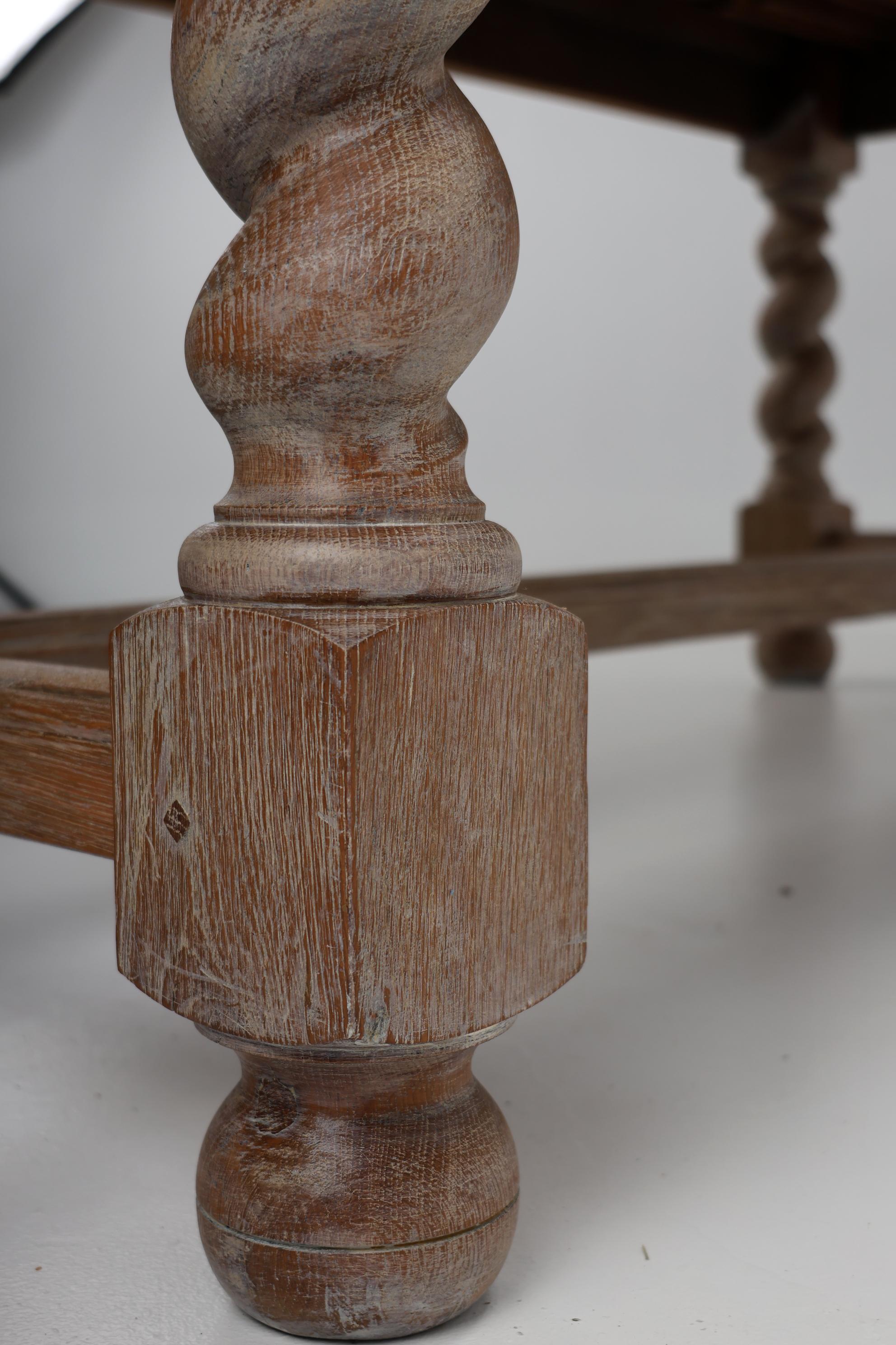 Ancienne table de salle à manger française du début du 19ème siècle en Oak Oak massif avec incrustation de marqueterie en vente 6