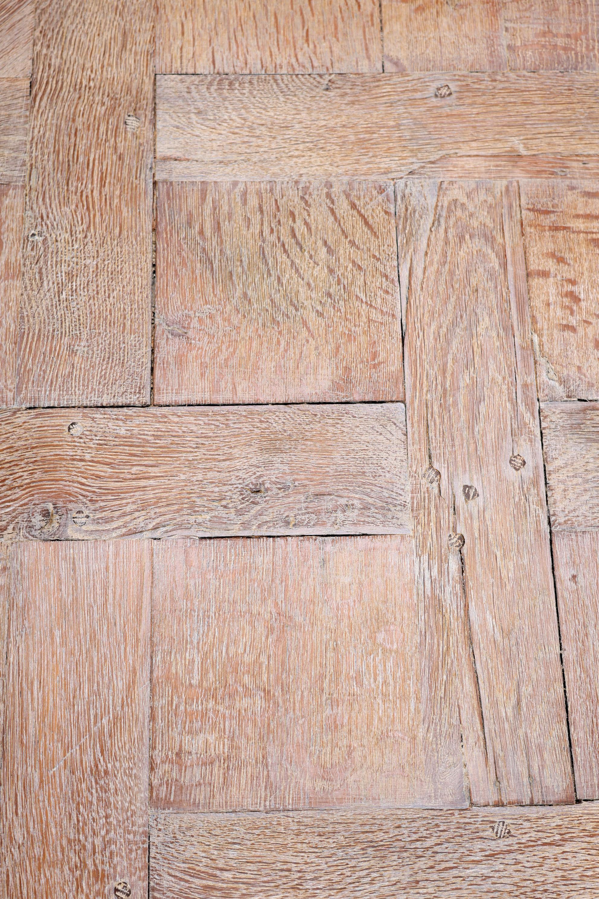 Ancienne table de salle à manger française du début du 19ème siècle en Oak Oak massif avec incrustation de marqueterie en vente 9