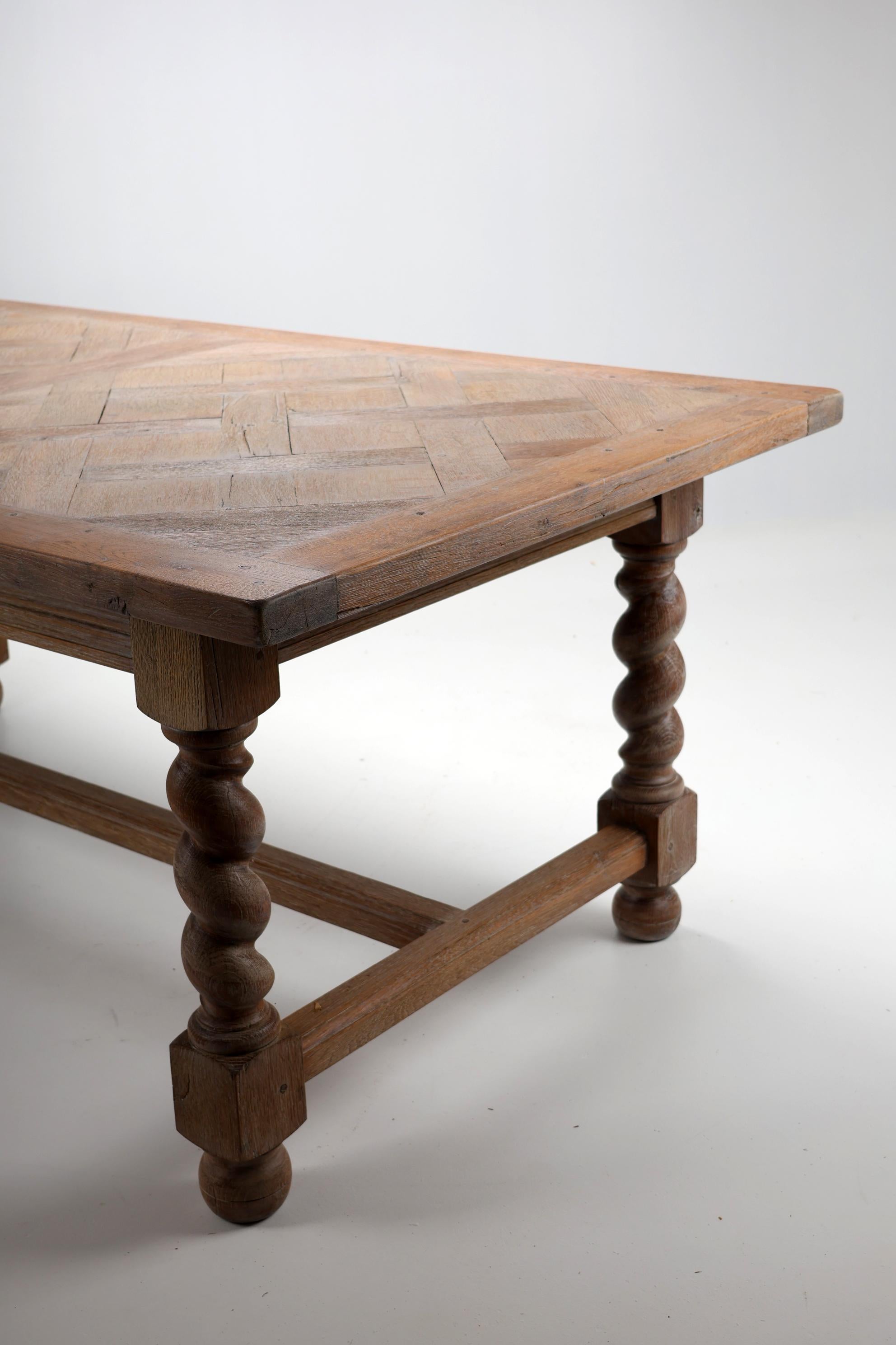 Français Ancienne table de salle à manger française du début du 19ème siècle en Oak Oak massif avec incrustation de marqueterie en vente