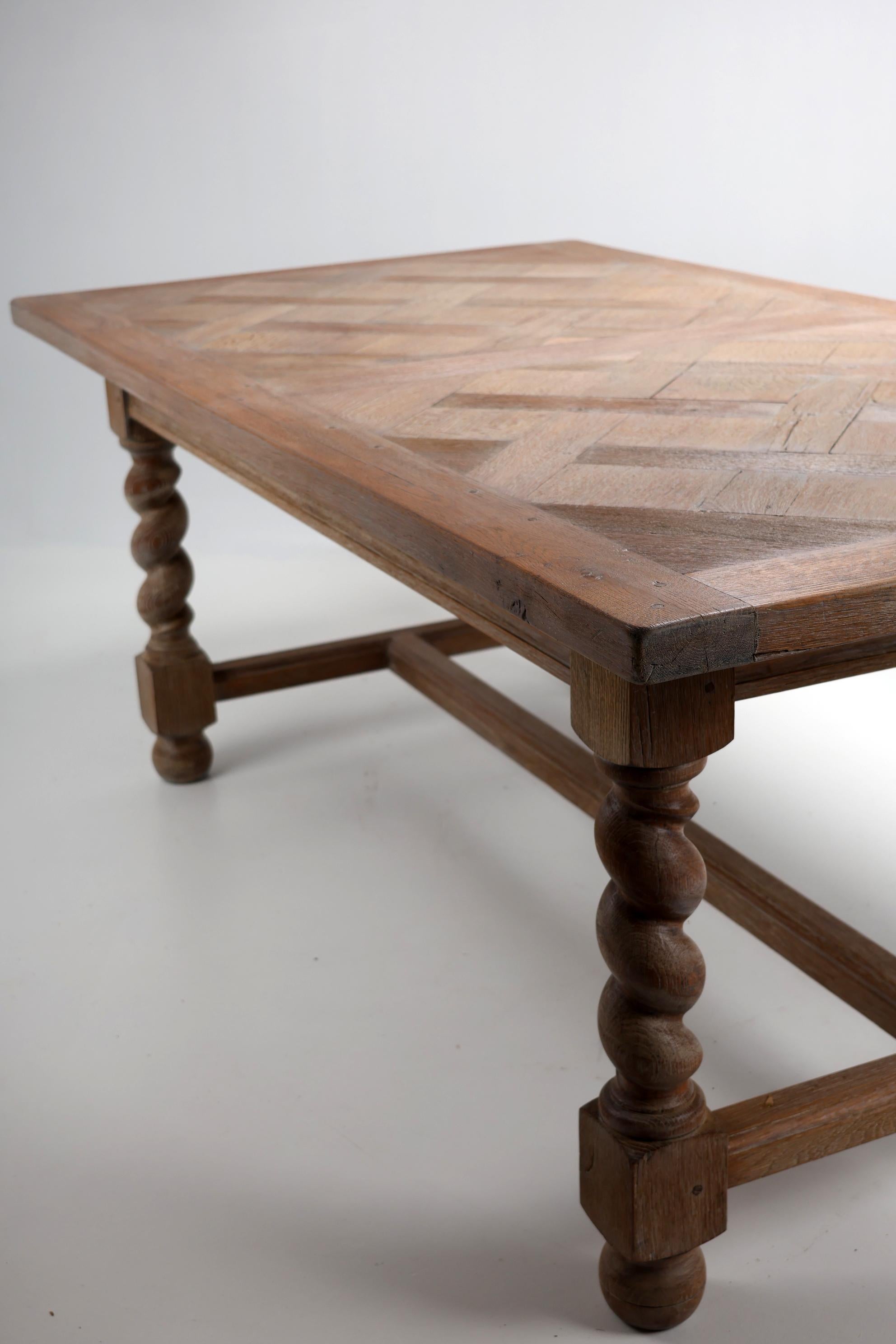 Huilé Ancienne table de salle à manger française du début du 19ème siècle en Oak Oak massif avec incrustation de marqueterie en vente