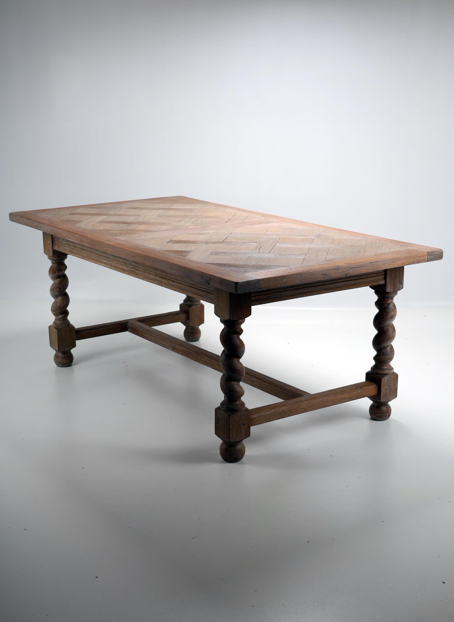 Ancienne table de salle à manger française du début du 19ème siècle en Oak Oak massif avec incrustation de marqueterie Bon état - En vente à Stahnsdorf, DE