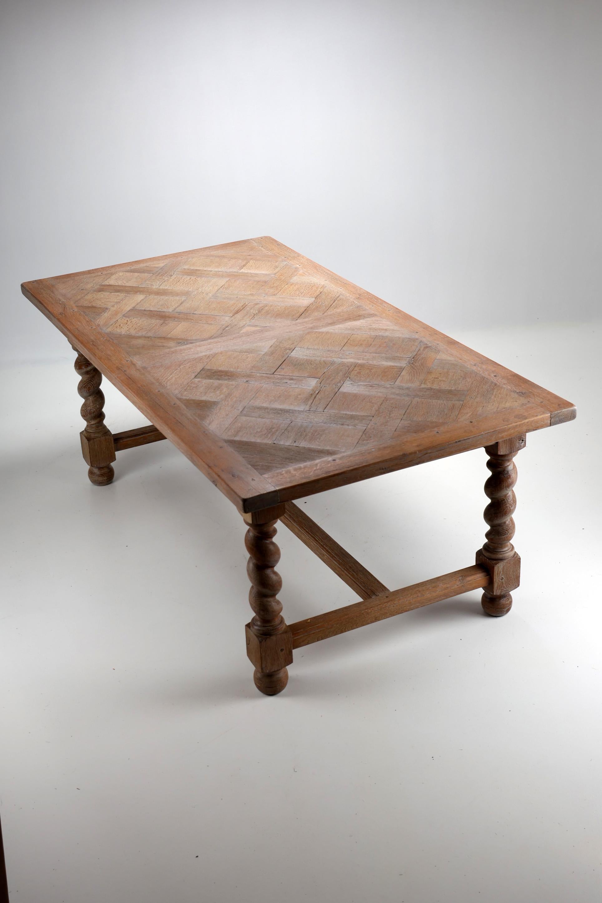 Début du XIXe siècle Ancienne table de salle à manger française du début du 19ème siècle en Oak Oak massif avec incrustation de marqueterie en vente