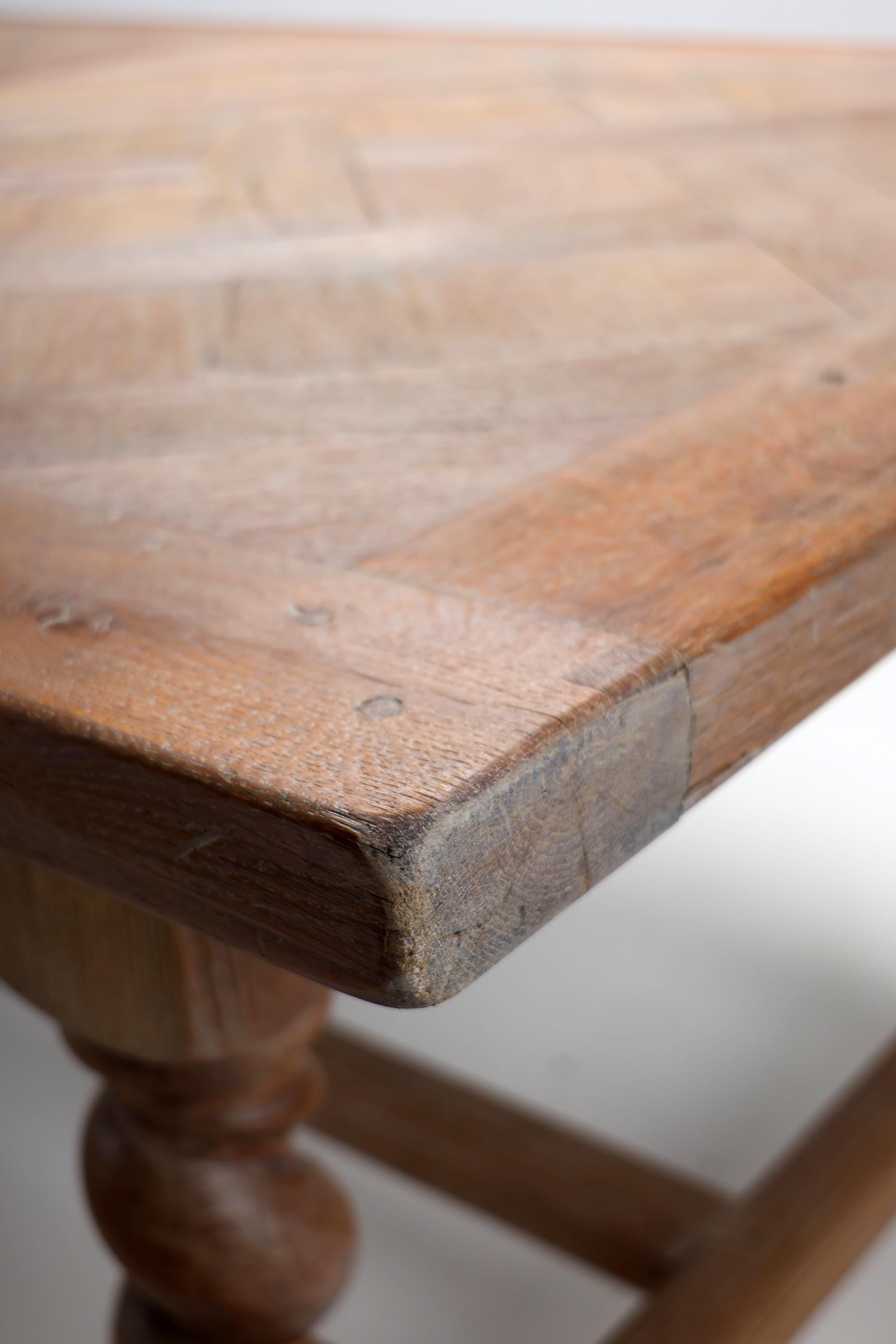 Ancienne table de salle à manger française du début du 19ème siècle en Oak Oak massif avec incrustation de marqueterie en vente 1
