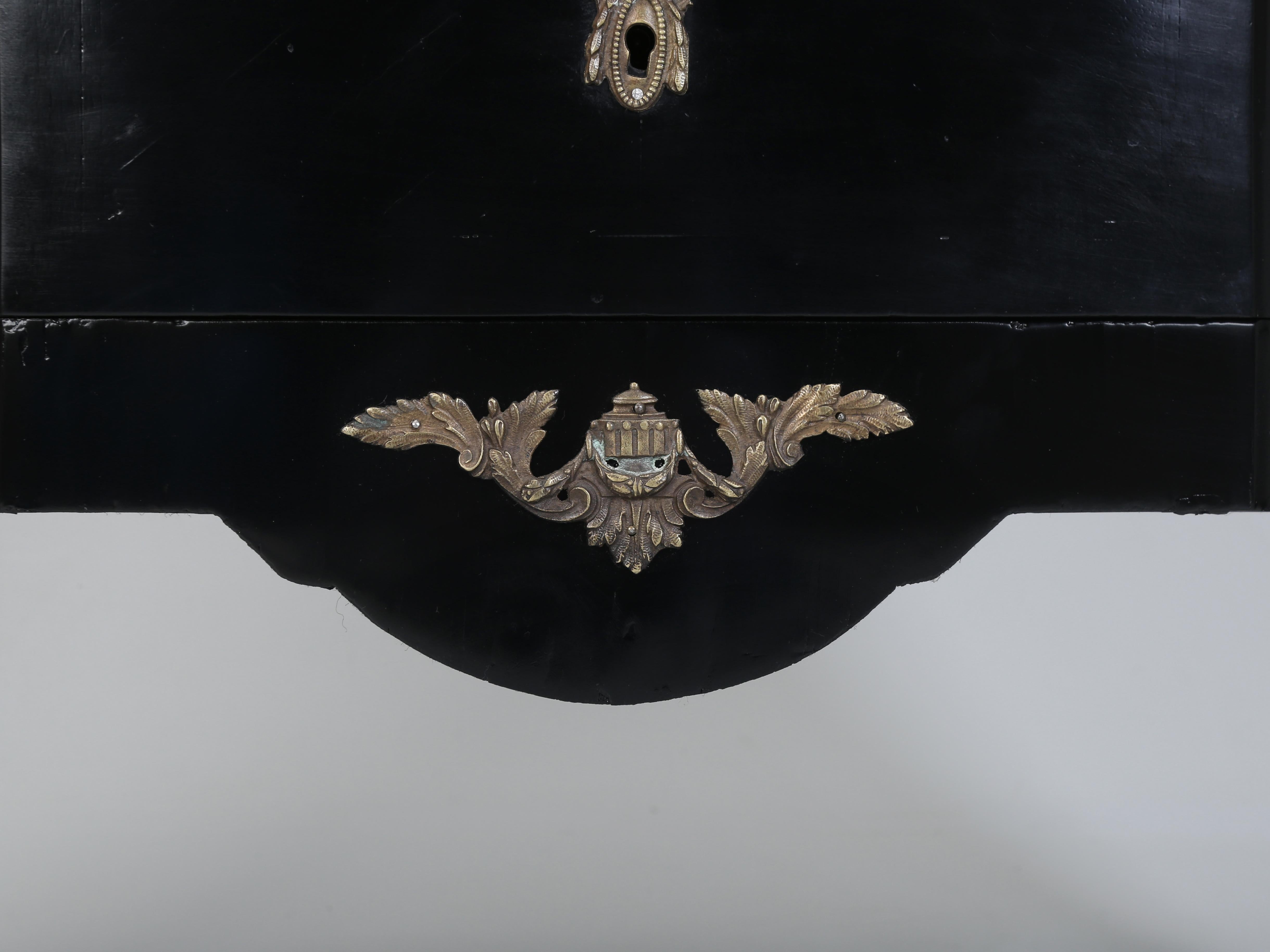 Antike französische ebonisierte Kommode im Louis-XV-Stil, komplett restauriert, um 1800 im Angebot 9